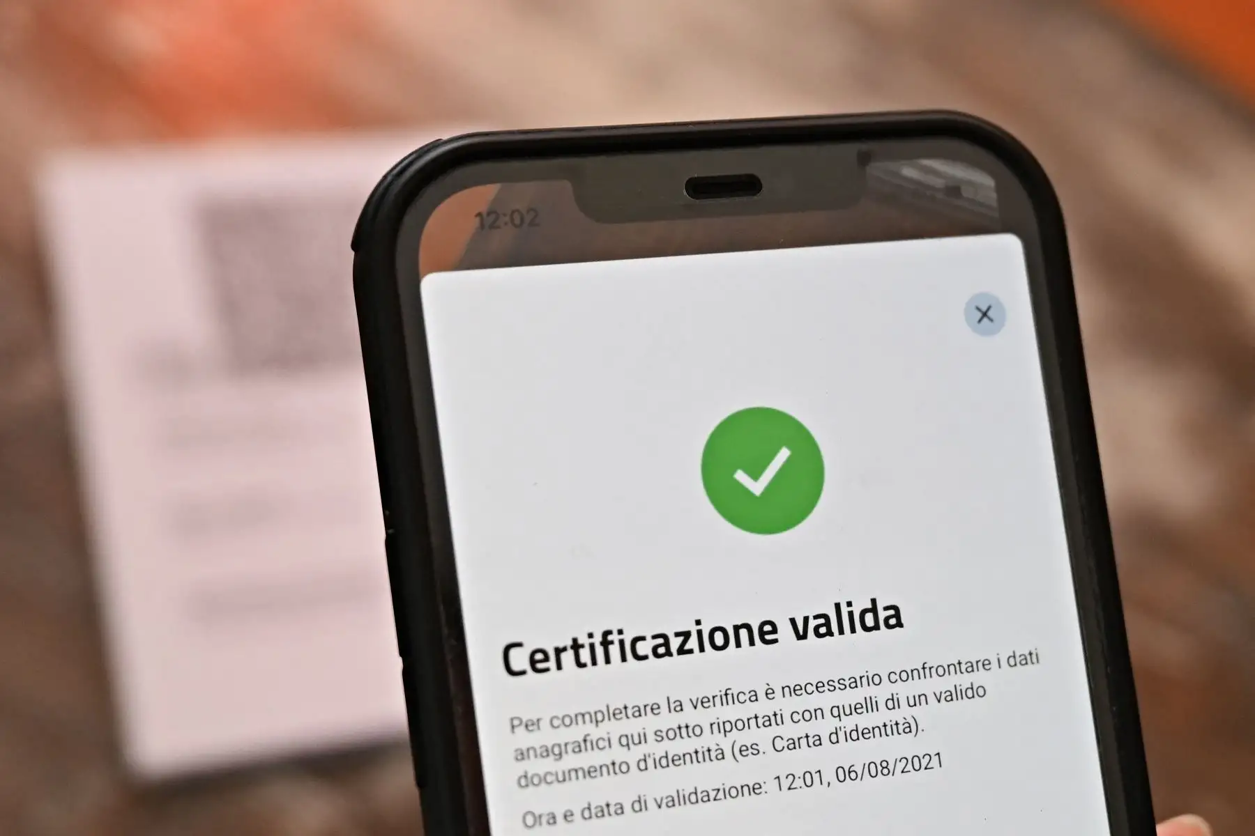 El propietario de un bar muestra un Green Pass válido en la aplicación de teléfono móvil VerifyC19 en el centro de Roma, Italia. Foto: AFP