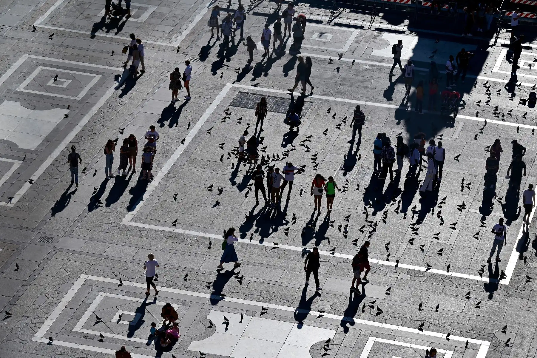 Personas se movilizan en los exteriores de la catedral del Duomo de Milán, Italia. Foto: AFP