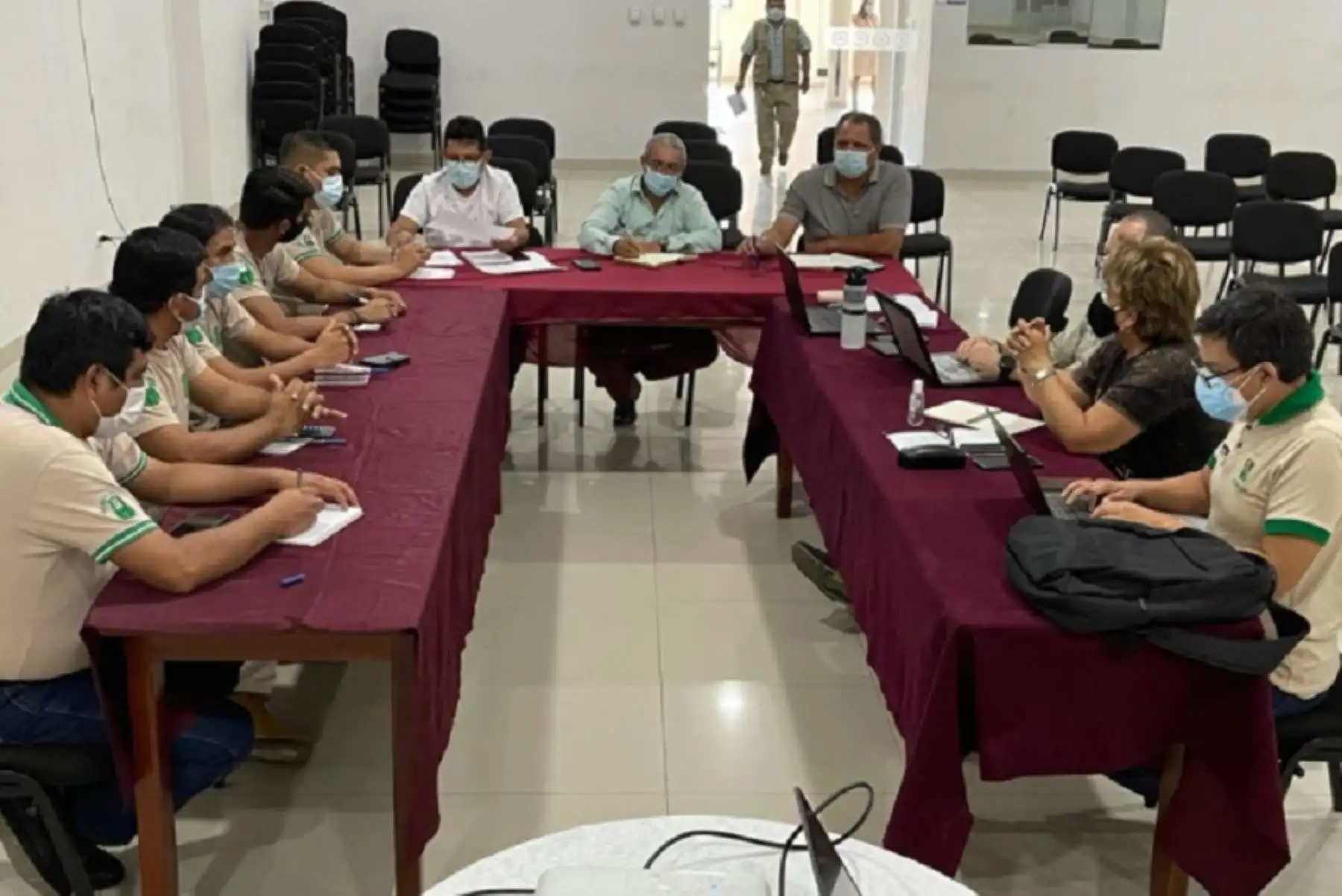 El Organismo de Supervisión de los Recursos Forestales y de Fauna Silvestre, el Gobierno Regional de Madre de Dios y la asociación de regentes de dicho departamento sostuvieron una mesa de trabajo donde definieron una serie acciones para impulsar iniciativas a favor del manejo sostenible de los bosques en esta región amazónica. Foto: Osinfor