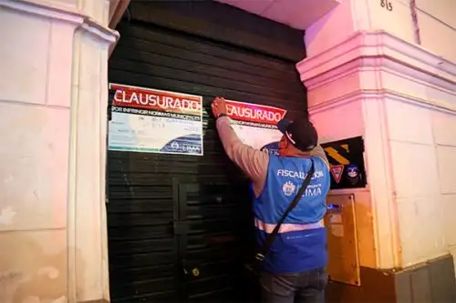 En uno de los locales, donde se realizaba un concierto de rock, gran cantidad de personas estaban aglomeradas, sin mascarillas y sin el distanciamiento social obligatorio.