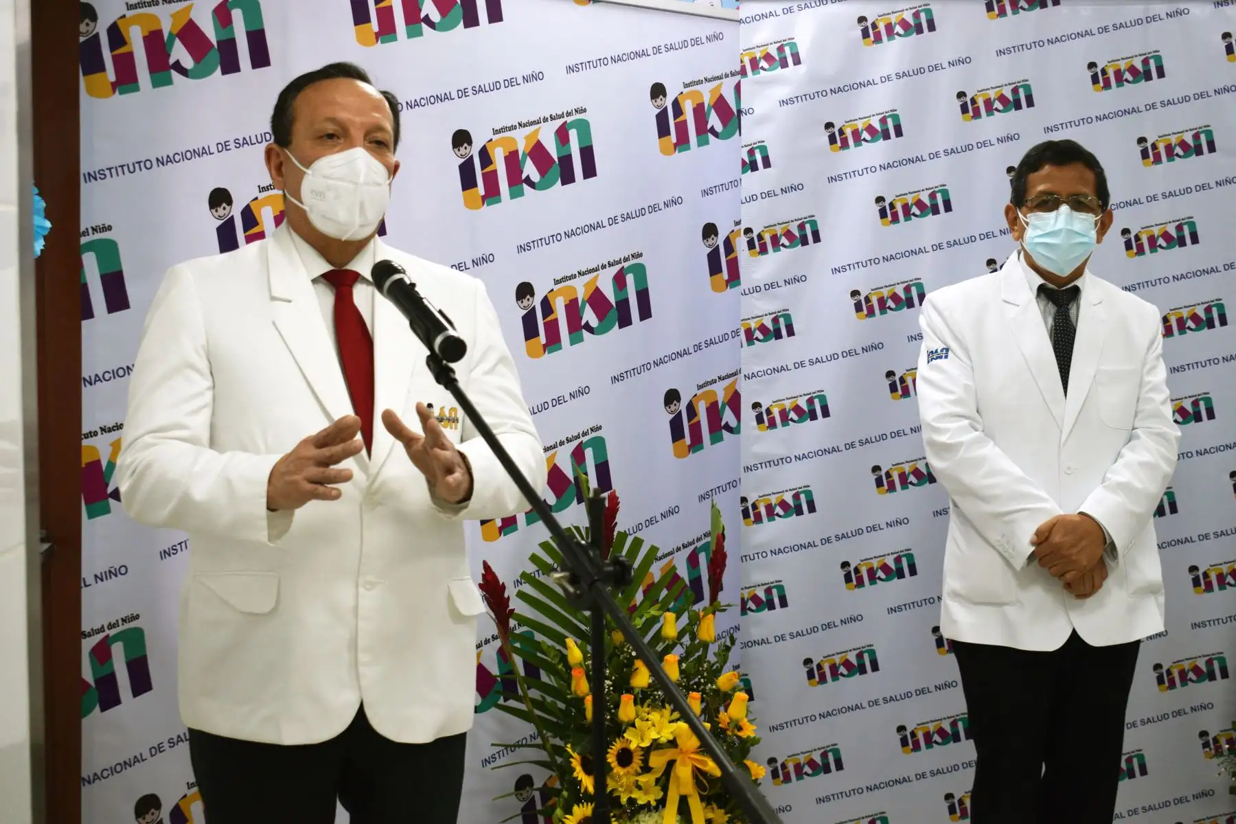 La presentación de estos remozados ambientes estuvo a cargo del Dr. Luis Paredes Aponte, director de Cirugía y el C.D. José Yance Canchari, jefe del departamento de Odontoestomatología. Foto: INSN-Breña