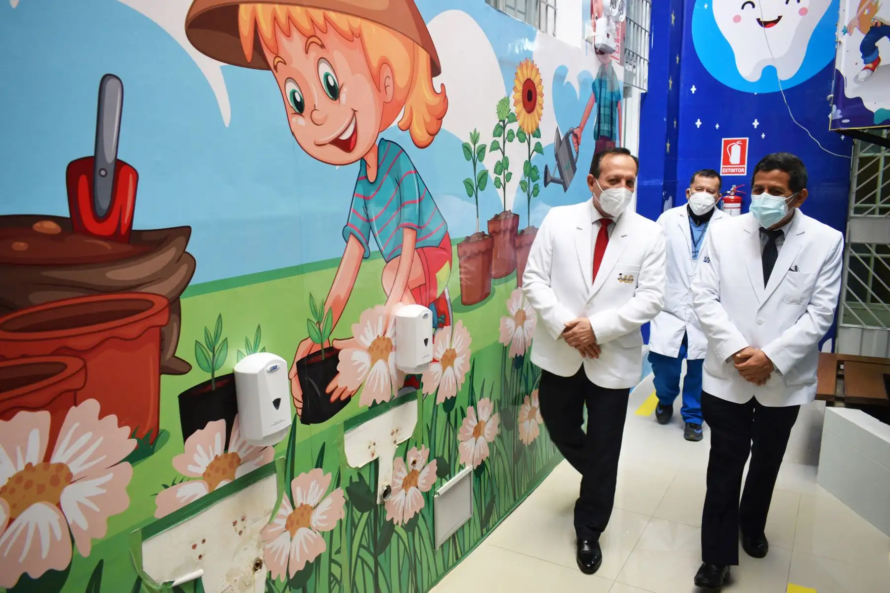 La presentación de estos remozados ambientes estuvo a cargo del Dr. Luis Paredes Aponte, director de Cirugía y el C.D. José Yance Canchari, jefe del departamento de Odontoestomatología. Foto: INSN-Breña