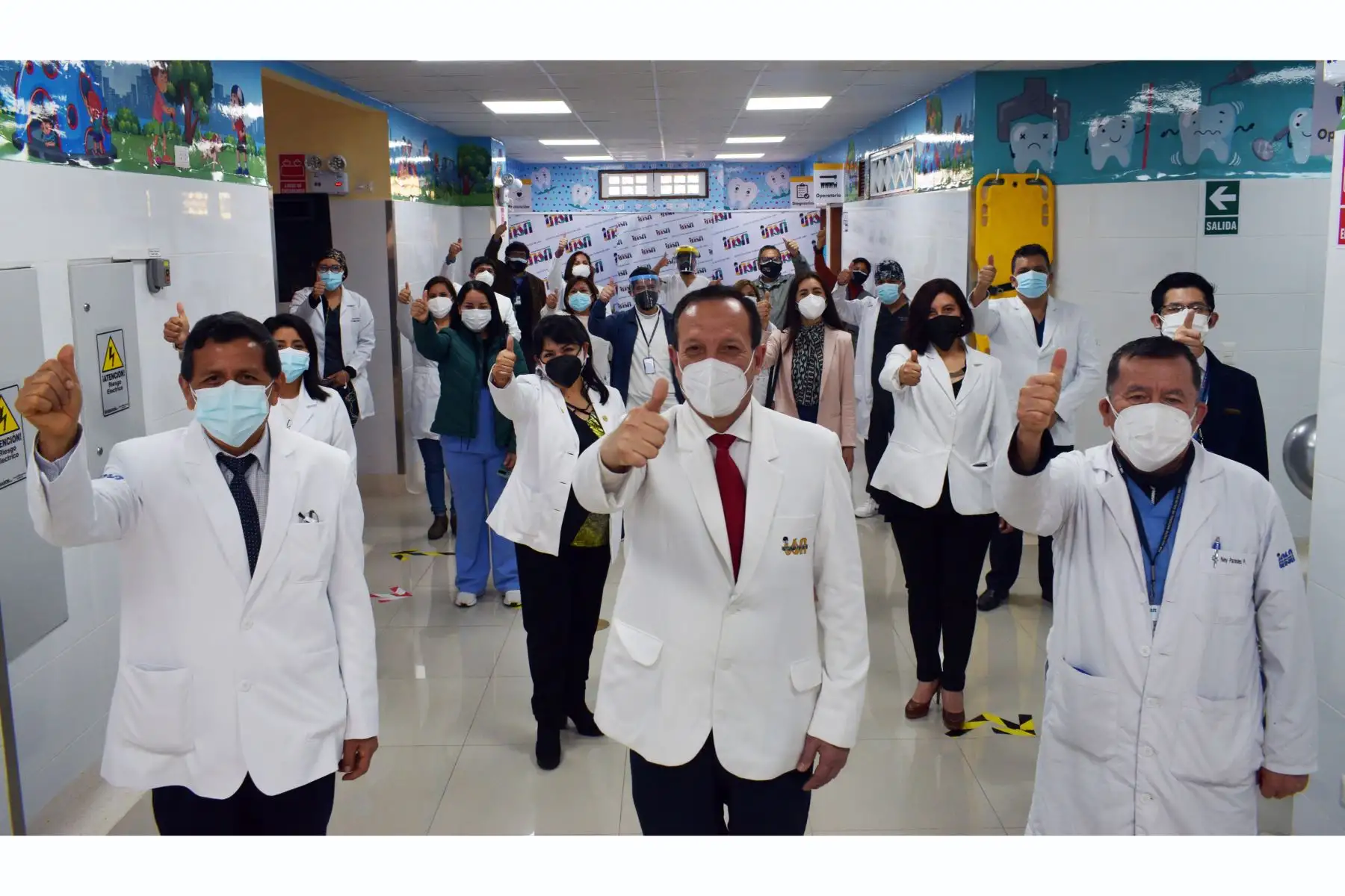 La presentación de estos remozados ambientes estuvo a cargo del Dr. Luis Paredes Aponte, director de Cirugía y el C.D. José Yance Canchari, jefe del departamento de Odontoestomatología. Foto: INSN-Breña