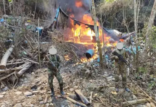 Las Fuerzas Armadas del Perú, en trabajo conjunto con la Policía Nacional, lograron ubicar y destruir, en el departamento de Ayacucho, catorce pozas de maceración de hoja de coca destinada a la elaboración de clorhidrato de cocaína.