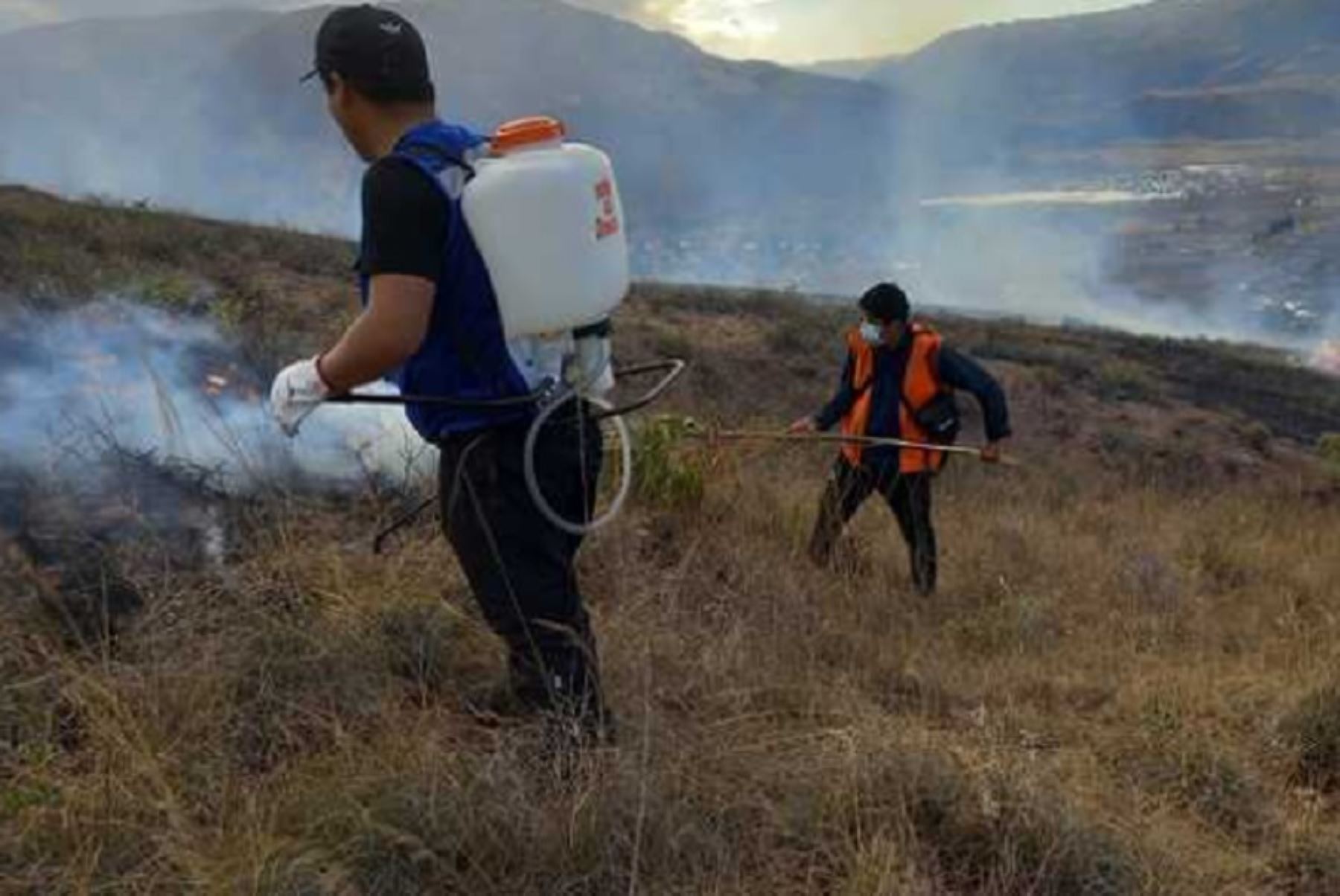 El Ministerio del Ambiente coordina con la Oficina de Gestión de Riesgos y Seguridad del Gobierno Regional de Cusco, poniendo a disposición todos los equipos altamente especializados y a los brigadistas de incendios forestales para el control del fuego en la provincia de Quispicanchi.