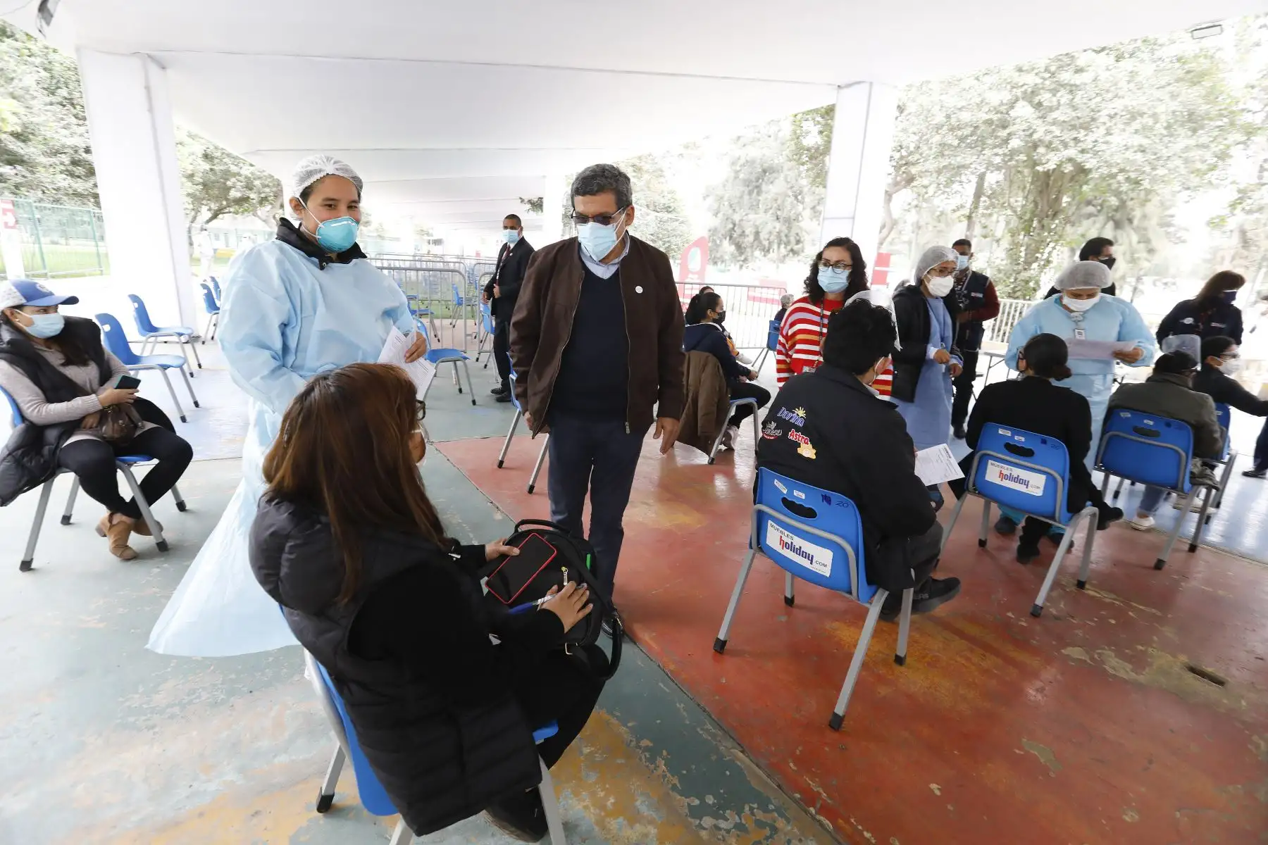 El ministro de Salud, Hernando Cevallos, supervisa el cuarto Vacunatón contra la covid-19, en el Parque de la Exposición y el Campo de Marte. Foto: ANDINA/Minsa