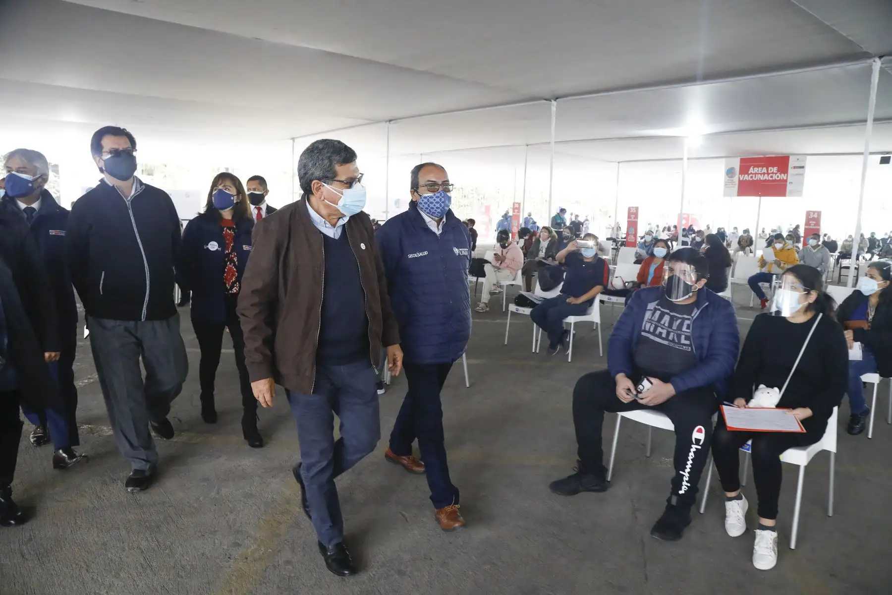 El ministro de Salud, Hernando Cevallos, supervisa el cuarto Vacunatón contra la covid-19, en el Parque de la Exposición y el Campo de Marte. Foto: ANDINA/Minsa