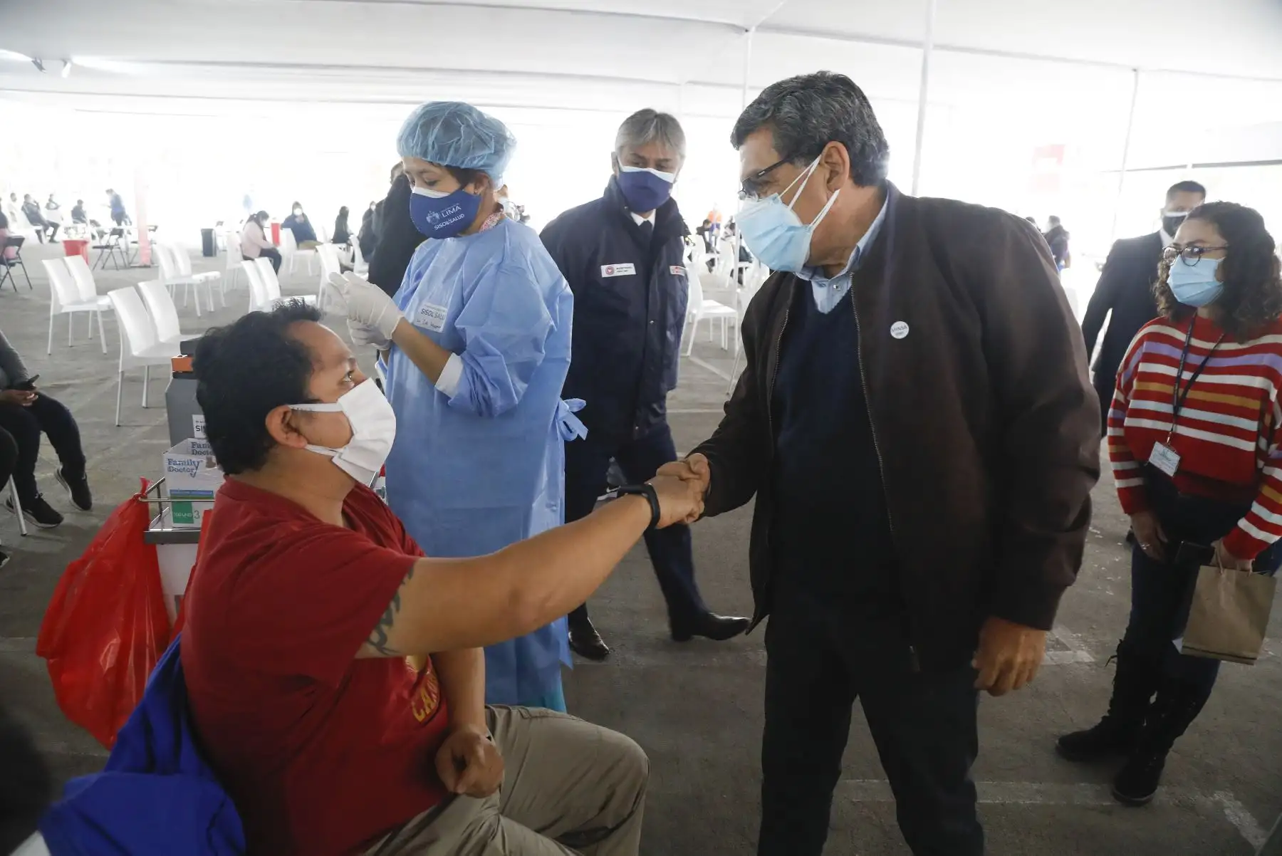 El ministro de Salud, Hernando Cevallos, supervisa el cuarto Vacunatón contra la covid-19, en el Parque de la Exposición y el Campo de Marte. Foto: ANDINA/Minsa