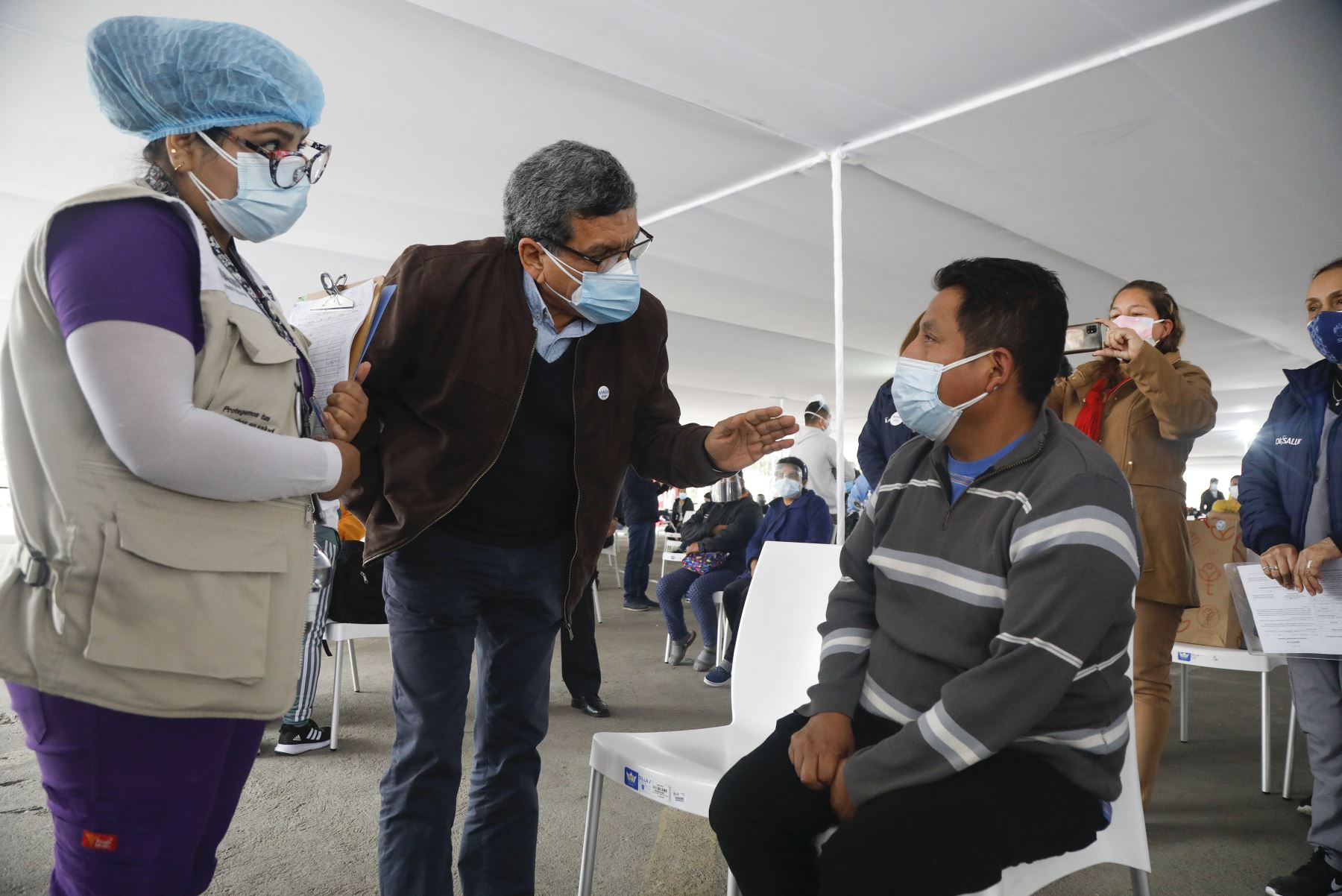 El ministro de Salud, Hernando Cevallos, supervisa el cuarto Vacunatón contra el covid-19, en el Parque de la Exposición y el Campo de Marte. Foto: ANDINA/Minsa.