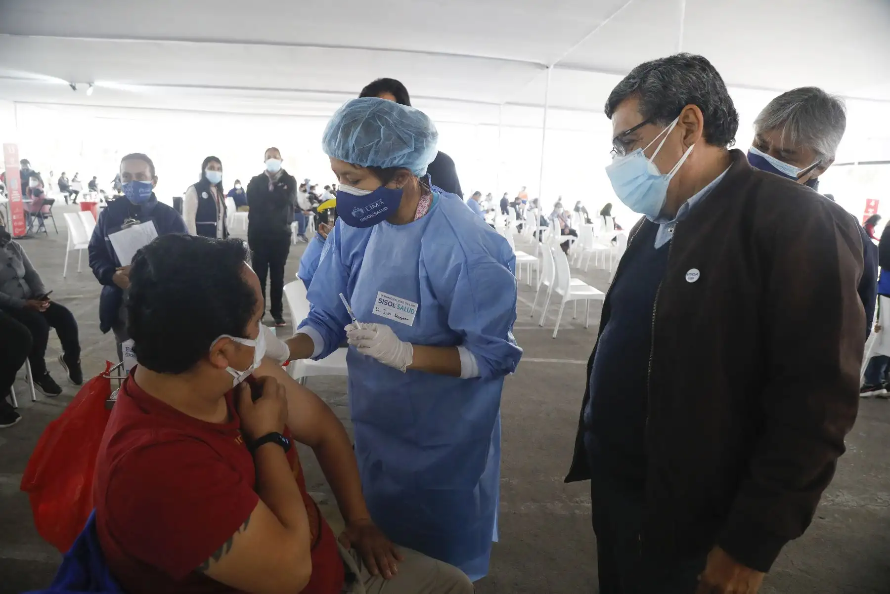 El ministro de Salud, Hernando Cevallos, supervisa el cuarto Vacunatón contra la covid-19, en el Parque de la Exposición y el Campo de Marte. Foto: ANDINA/Minsa