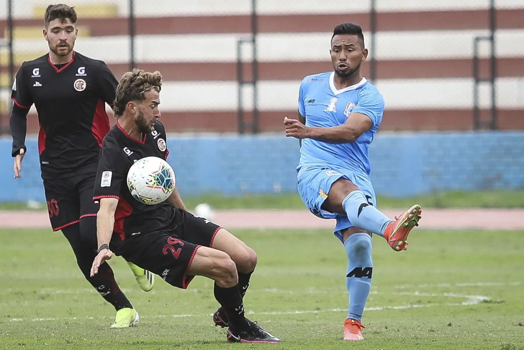 G. Gentile de Binacional marca a su rival de Binacional durante partido por la quinta fecha de la Liga 1, en el estadio Miguel Grau del Callao. Foto: Liga 1