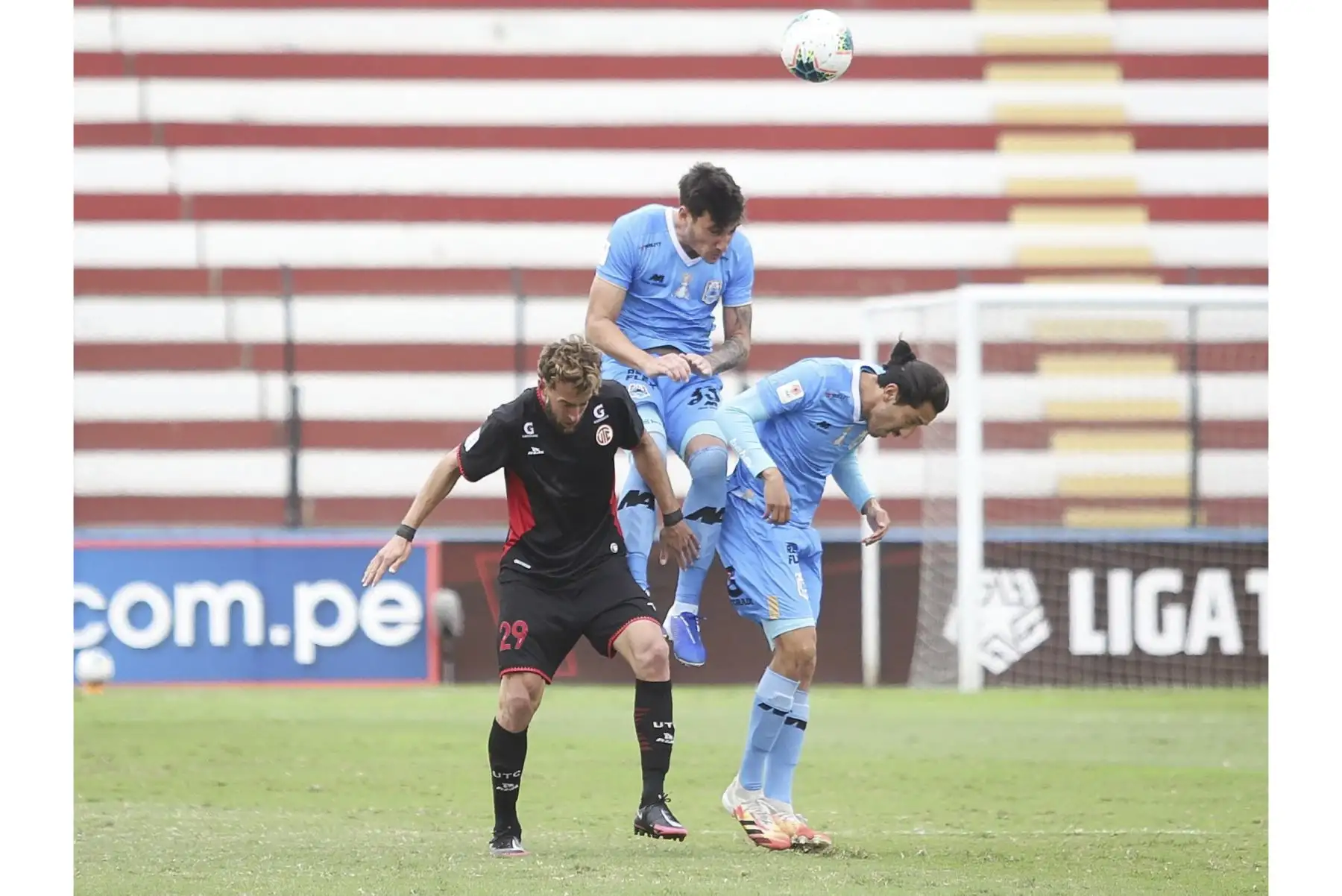 N. Marotta de Binacional despeja un balón aéreo ante la marca de G. Gentile de UTC durante partido por la quinta fecha de la Liga 1, en el estadio Miguel Grau del Callao. Foto: Liga 1