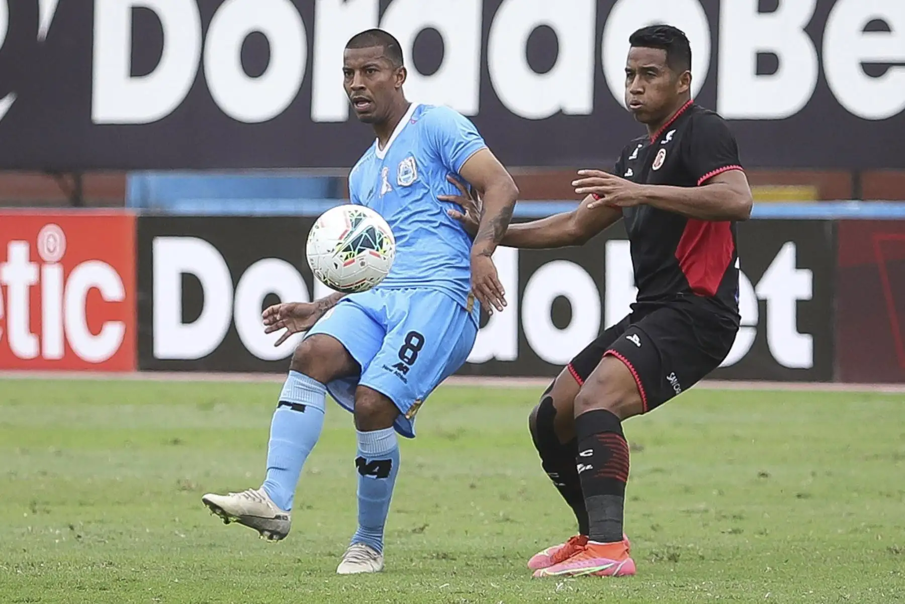 M. Palomino de Binacional pelea un balón ante la marca de su rival de UTC durante partido por la quinta fecha de la Liga 1, en el estadio Miguel Grau del Callao. Foto: Liga 1