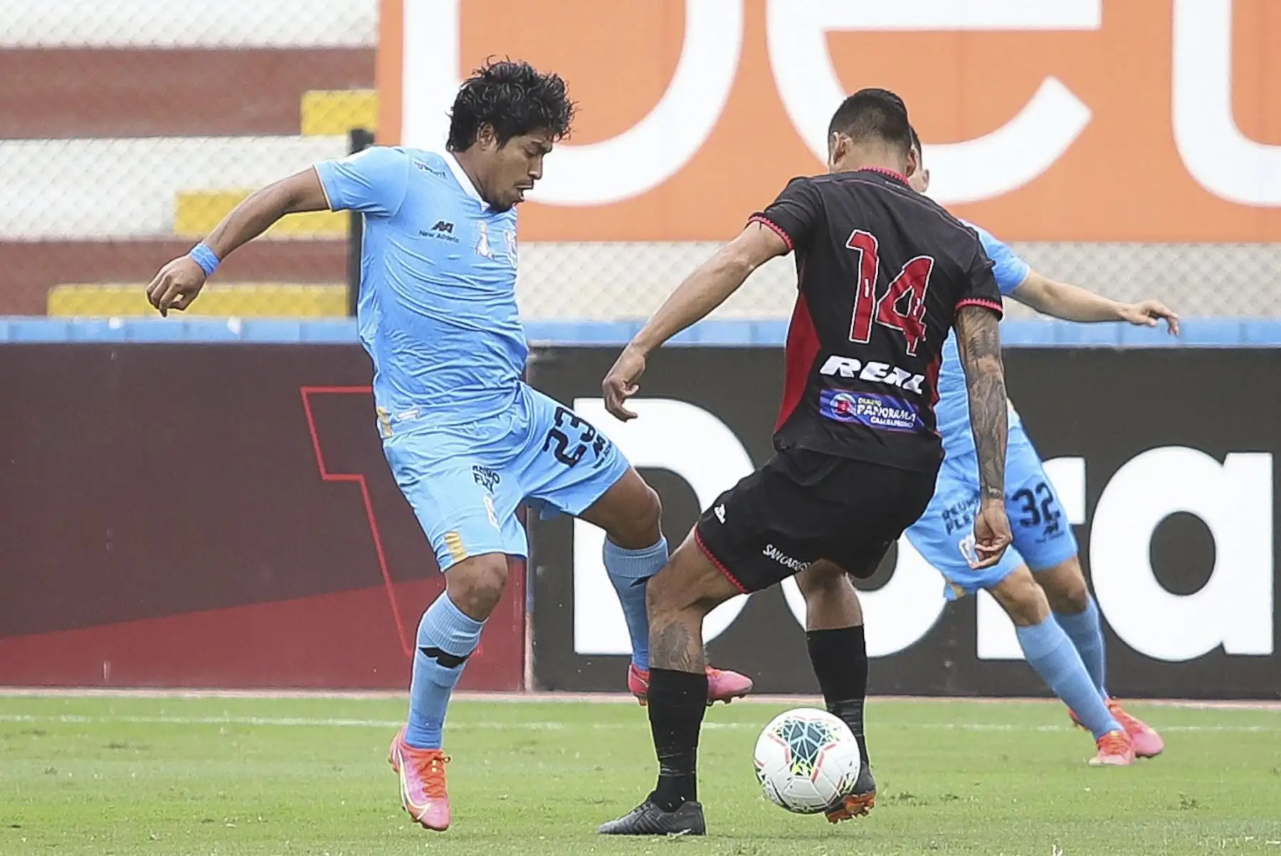 W. Mimbela de Binacional pelea un balón ante la marca de C. Mejia de Binacional durante partido por la quinta fecha de la Liga 1, en el estadio Miguel Grau del Callao. Foto: Liga 1