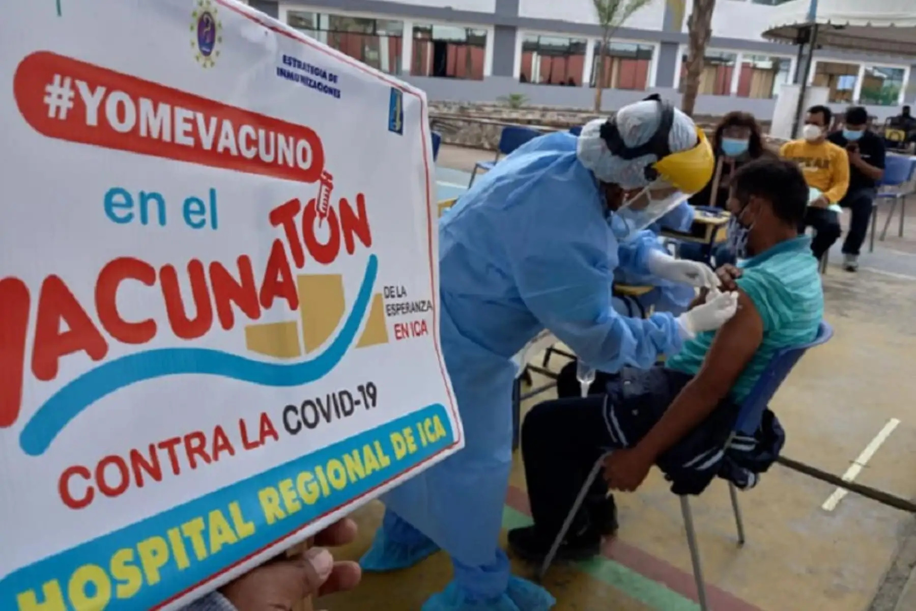 Con éxito avanza el segundo “Vacunatón de la esperanza”, en la región Ica, para colocar la segunda dosis de la vacuna contra el covid-19 a la población de 47 a 54 años de edad en las provincias de Chincha, Ica, Nasca, Palpa y Pisco. Foto: Facebook/Dirección Regional de Salud de Ica.
