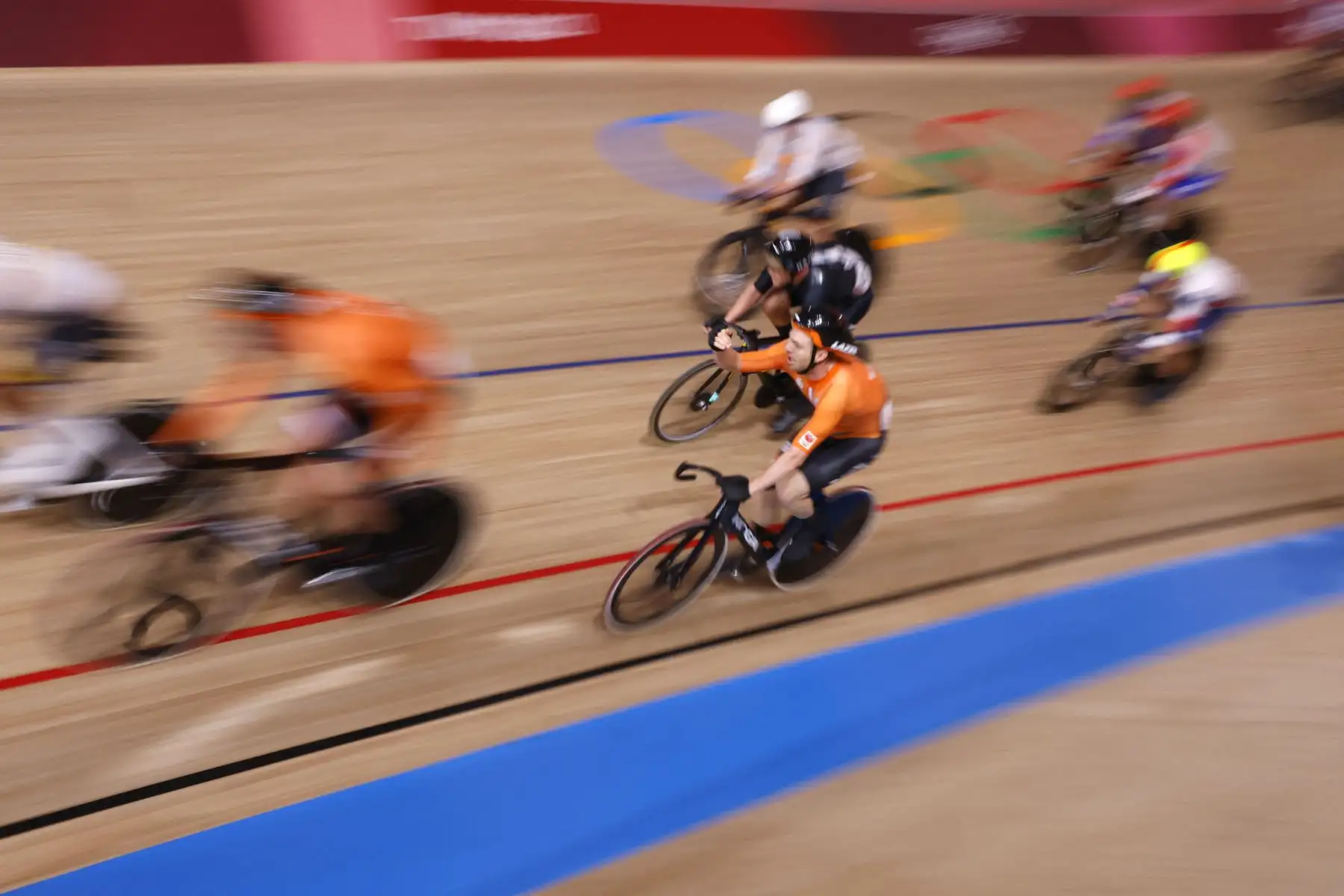 Yoeri Havik de Holanda en acción en la final de madison de ciclismo en pista masculino durante los Juegos Olímpicos de Tokio 2020 en el Velódromo de Izu en Izu, Japón, el 7 de agosto de 2021. Foto: AFP