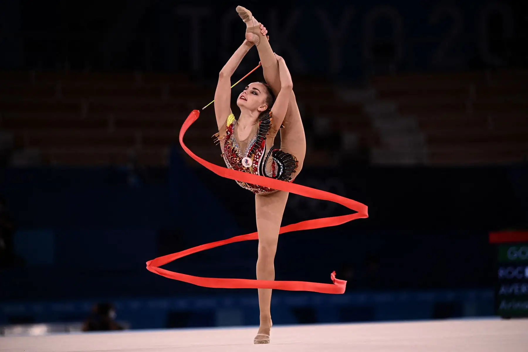 La rusa Arina Averina compite en la final general individual del evento de gimnasia rítmica durante los Juegos Olímpicos de Tokio 2020 en el centro de gimnasia Ariake en Tokio, el 7 de agosto de 2021. Foto: AFP