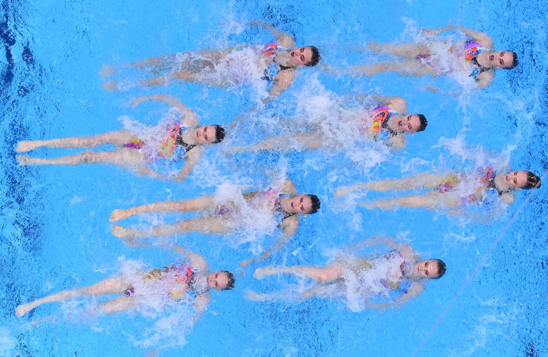 Una descripción general muestra que el equipo de Rusia compite en el evento de natación artística de rutina libre por equipos durante los Juegos Olímpicos de Tokio 2020 en el Centro Acuático de Tokio en Tokio el 7 de agosto de 2021. Foto: AFP