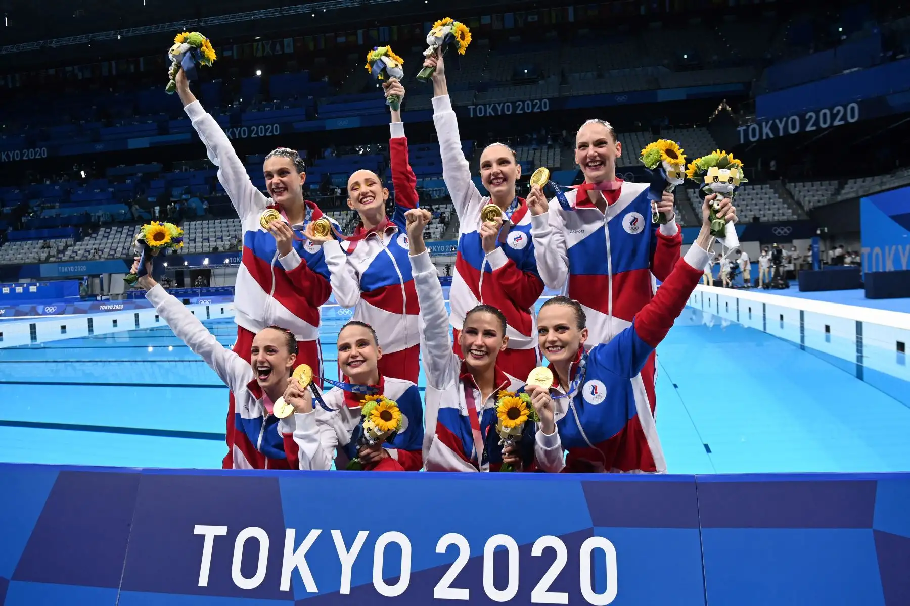 La medallista de oro Svetlana Romashina de Rusia, Svetlana Kolesnichenko de Rusia, Alexandra Patskevich de Rusia, Alla Shishkina de Rusia, Vlada Chigireva de Rusia, Maryna Goliadkina de Rusia, Polina Komar de Rusia y Maria Shurochkina de Rusia posan durante la ceremonia de entrega de medallas después del evento de natación artística de rutina libre del equipo durante el Tokio. Juegos Olímpicos de 2020 en el Centro Acuático de Tokio en Tokio el 7 de agosto de 2021. Foto: AFP