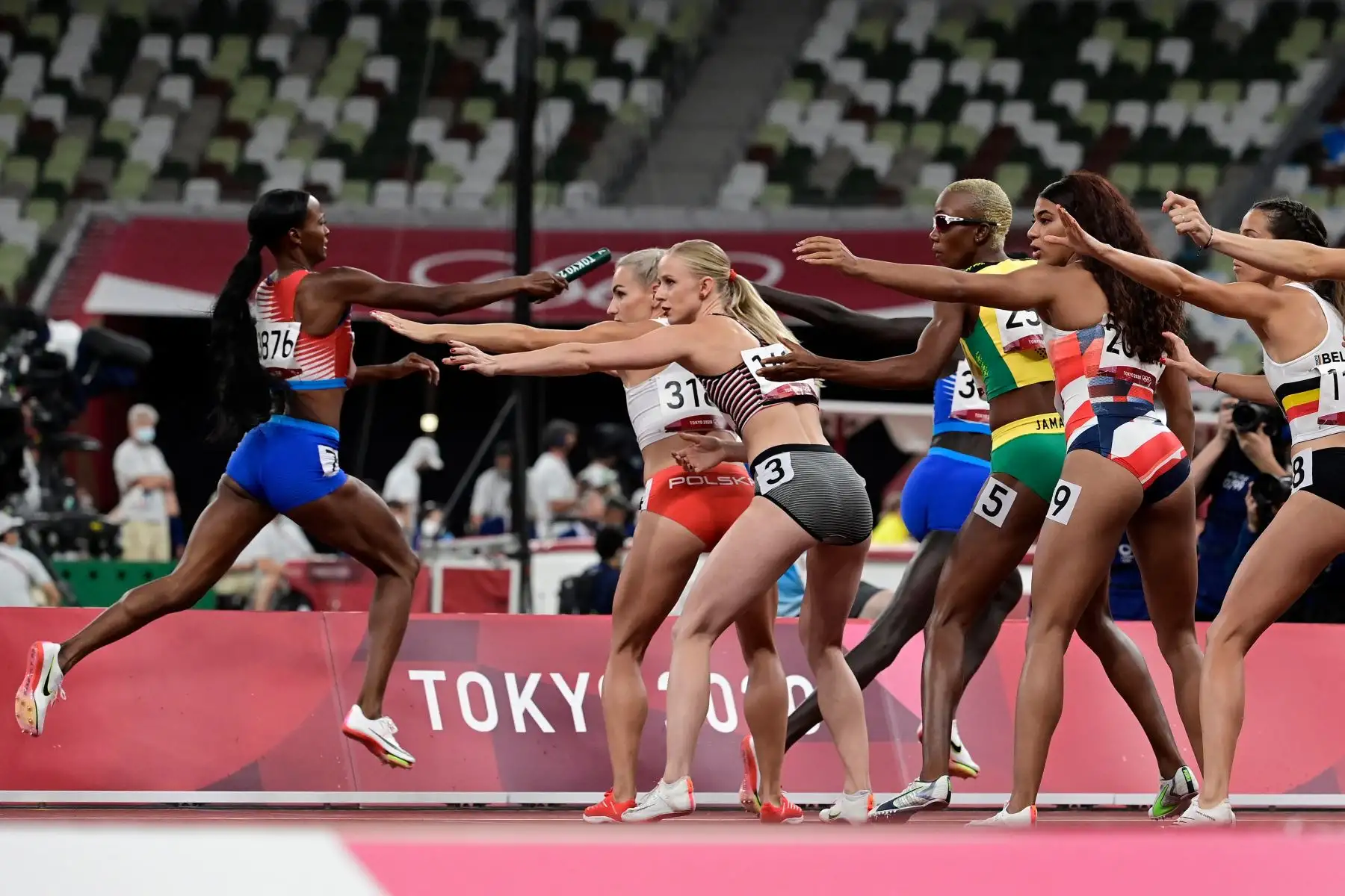 Los atletas compiten en la final femenina de relevos 4x400m durante los Juegos Olímpicos de Tokio 2020 en el Estadio Olímpico de Tokio el 7 de agosto de 2021. Foto: AFP