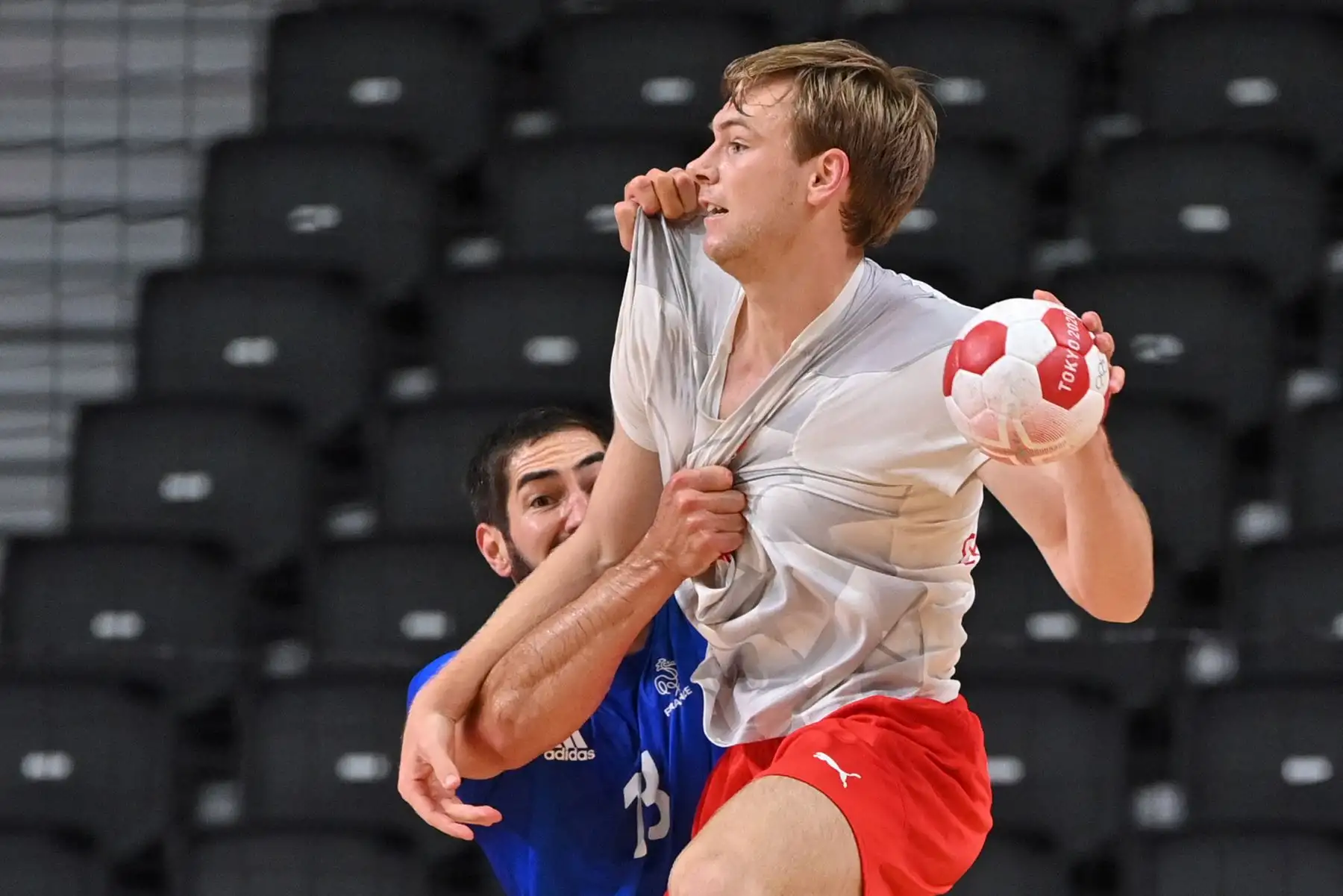 El lateral derecho de Dinamarca Mathias Gidsel (R) es desafiado por el central francés Nikola Karabatic durante el último partido de balonmano masculino entre Francia y Dinamarca de los Juegos Olímpicos de Tokio 2020 en el Estadio Nacional Yoyogi en Tokio el 7 de agosto de 2021. Foto: AFP