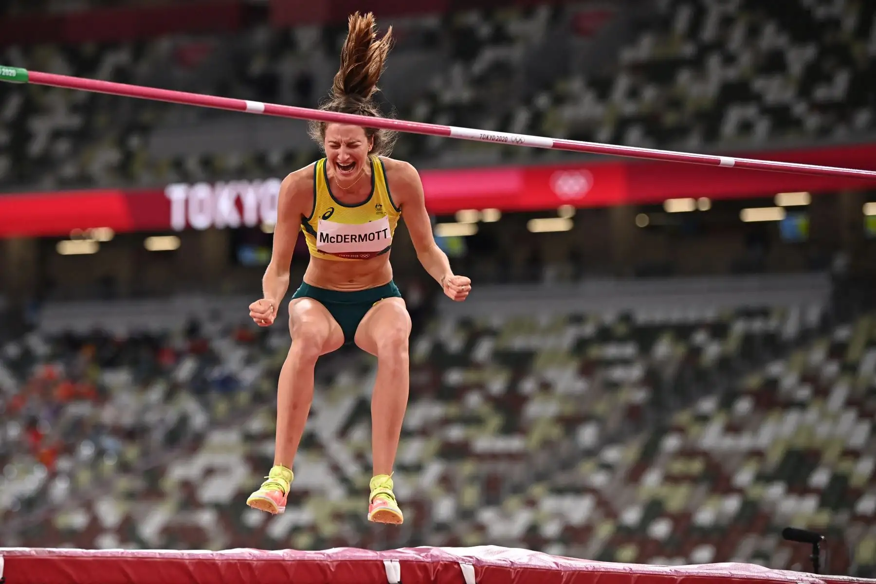La australiana Nicola McDermott celebra mientras compite en la final de salto de altura femenino durante los Juegos Olímpicos de Tokio 2020 en el Estadio Olímpico de Tokio el 7 de agosto de 2021. Foto: AFP