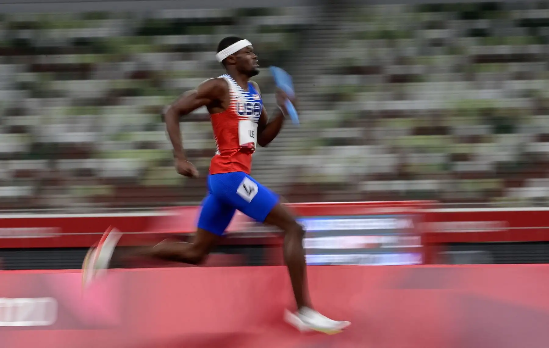 Rai Benjamin de Estados Unidos compite en el evento final de relevos 4x400m masculino durante los Juegos Olímpicos de Tokio 2020 en el Estadio Olímpico de Tokio el 7 de agosto de 2021. Foto: AFP