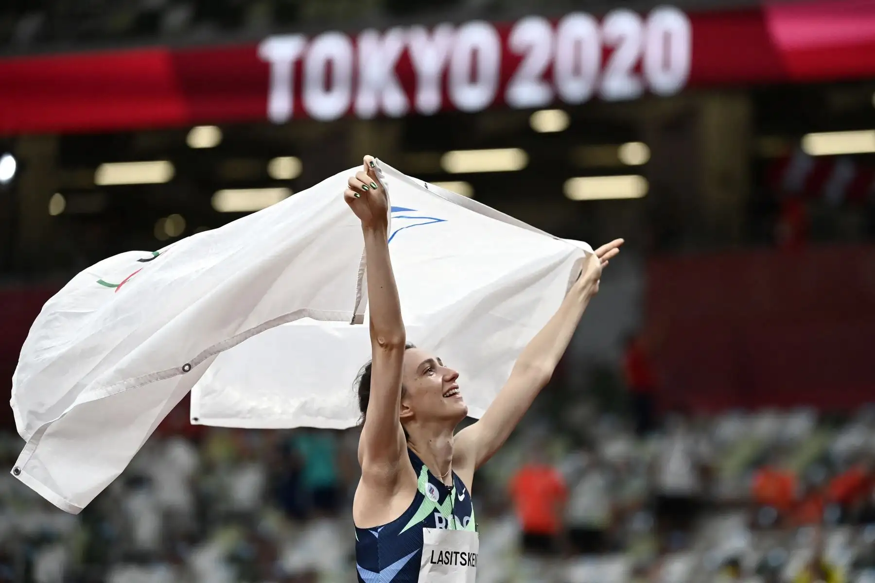 La rusa Mariya Lasitskene celebra tras ganar la final de salto de altura femenino durante los Juegos Olímpicos de Tokio 2020 en el Estadio Olímpico de Tokio el 7 de agosto de 2021. Foto: AFP