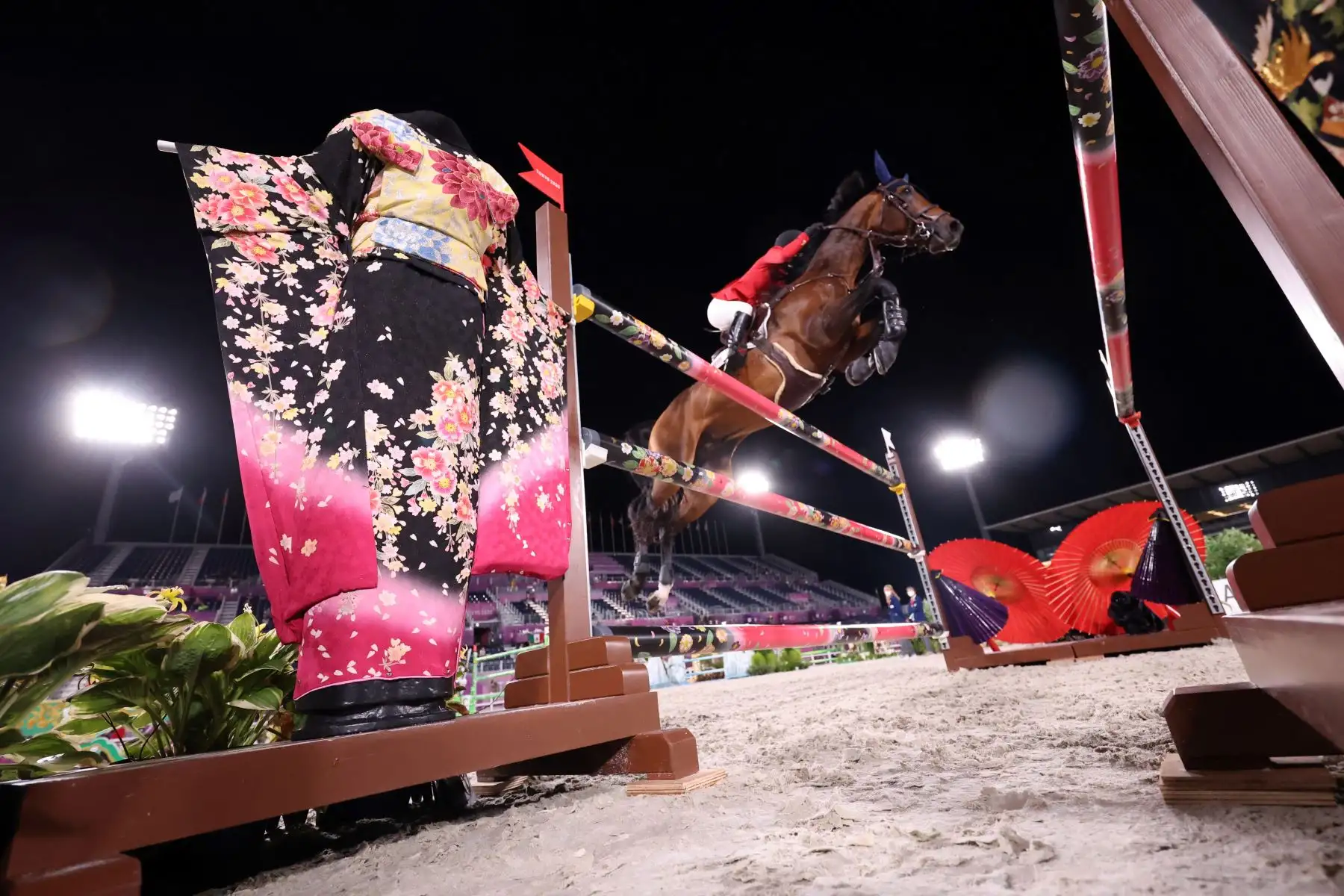 Jessica Springsteen de los EE. UU. Montando a Don Juan van de Donkoeve en la final del equipo de salto ecuestre durante los Juegos Olímpicos de Tokio 2020 en el Parque Ecuestre de Tokio el 7 de agosto de 2021. Foto: AFP