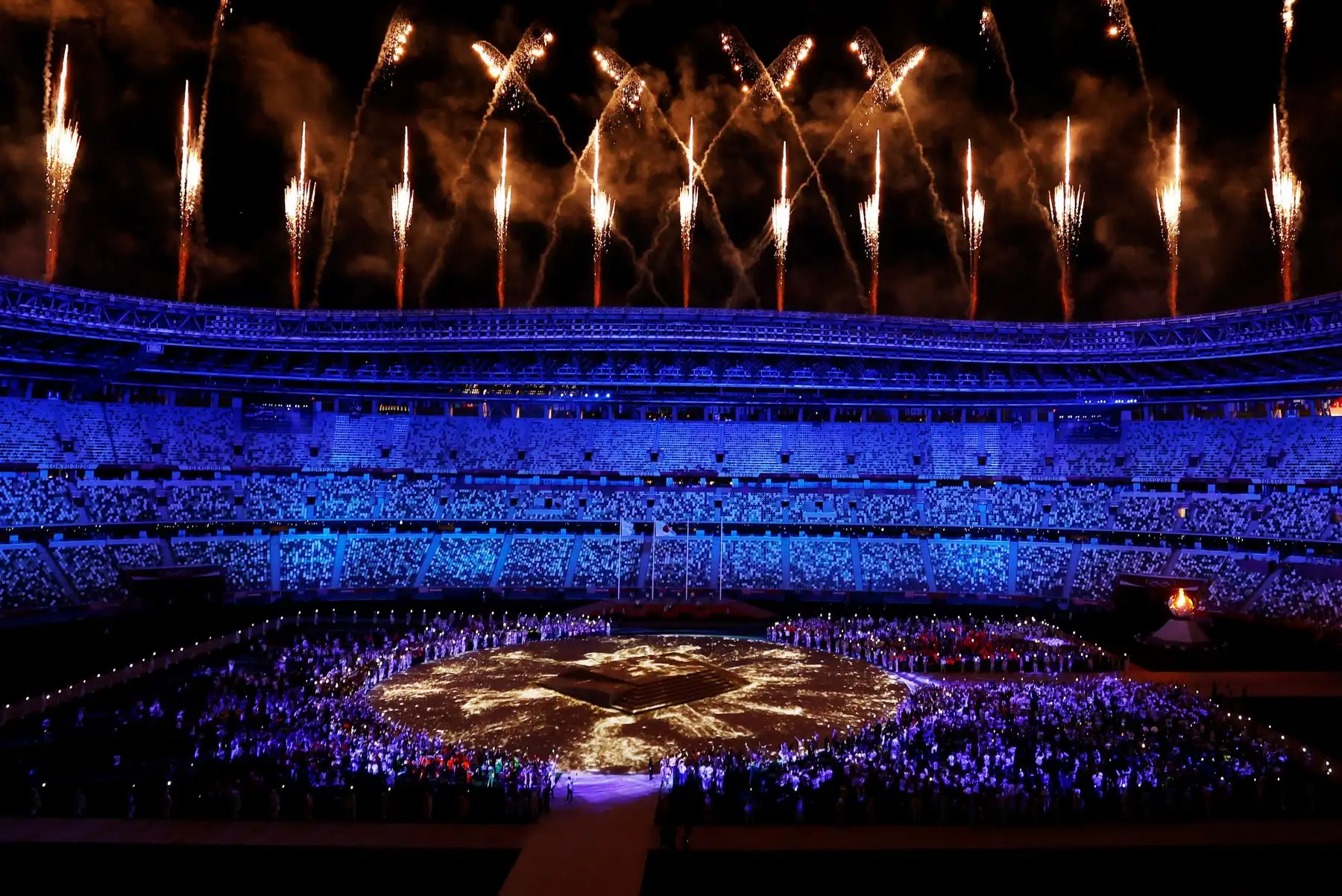 Vista general del estadio olímpico durante la ceremonia de clausura de los Juegos Olímpicos de Tokio 2020, este domingo. Foto: EFE