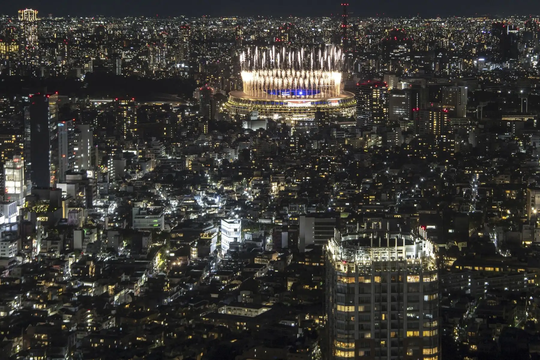 Los fuegos artificiales iluminan el cielo sobre el Estadio Olímpico durante la ceremonia de clausura de los Juegos Olímpicos de Tokio 2020. Foto: AFP