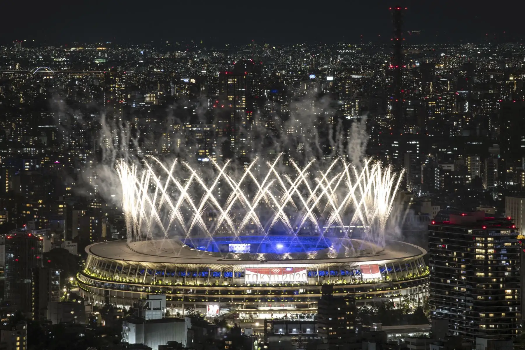 Los fuegos artificiales iluminan el cielo sobre el Estadio Olímpico durante la ceremonia de clausura de los Juegos Olímpicos de Tokio 2020, en Japón. Foto: AFP