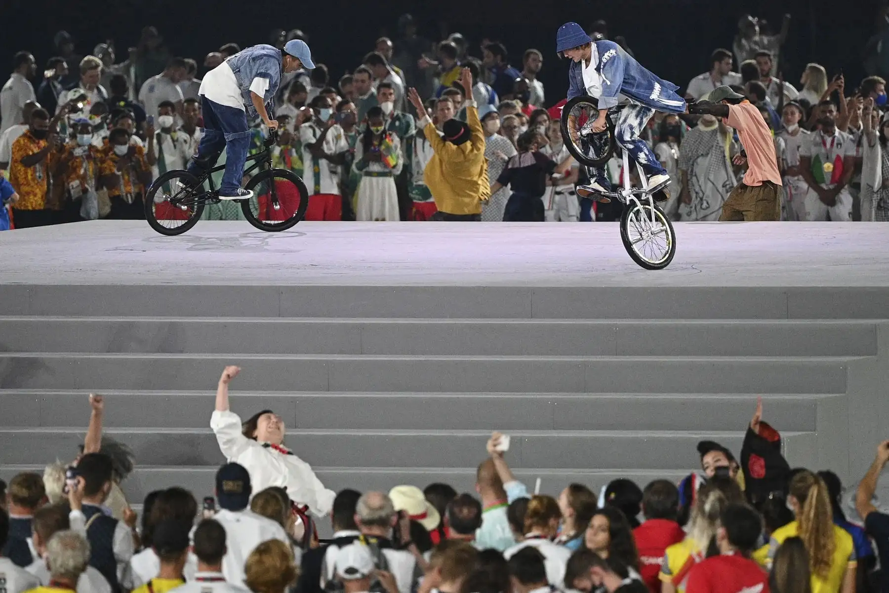 Los artistas muestran acrobacias en bicicleta durante la ceremonia de clausura de los Juegos Olímpicos de Tokio 2020. Foto: AFP