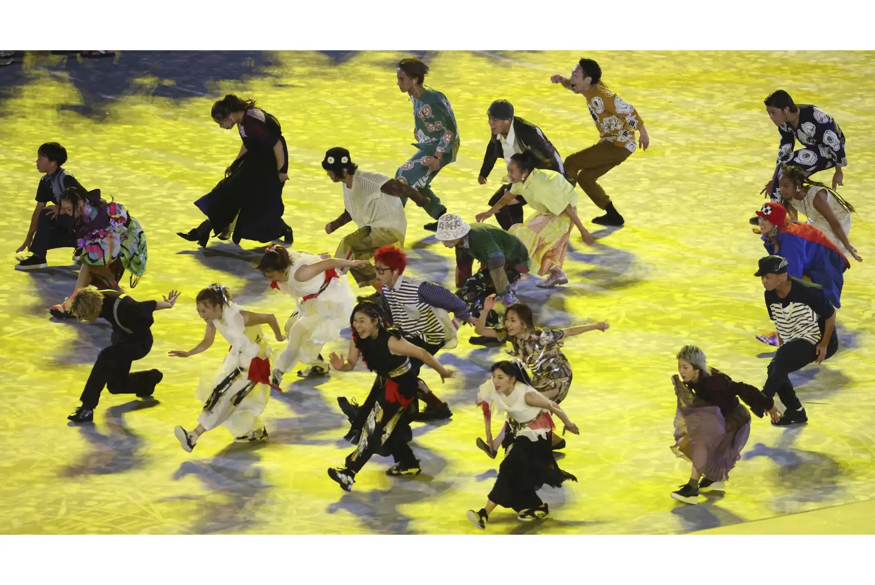 Los artistas bailan durante la ceremonia de clausura de los Juegos Olímpicos de Tokio 2020. Foto: AFP