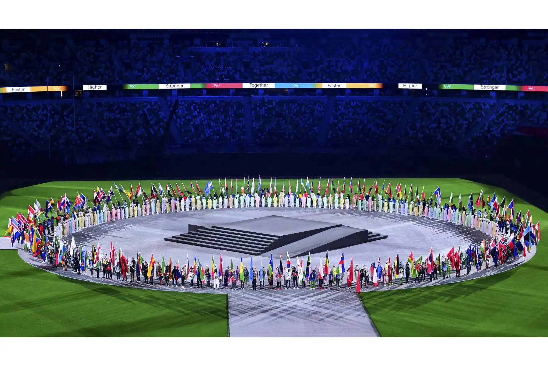 Los atletas que portan las banderas de las naciones llegan con su bandera nacional durante la ceremonia de clausura de los Juegos Olímpicos de Tokio 2020. Foto: AFP