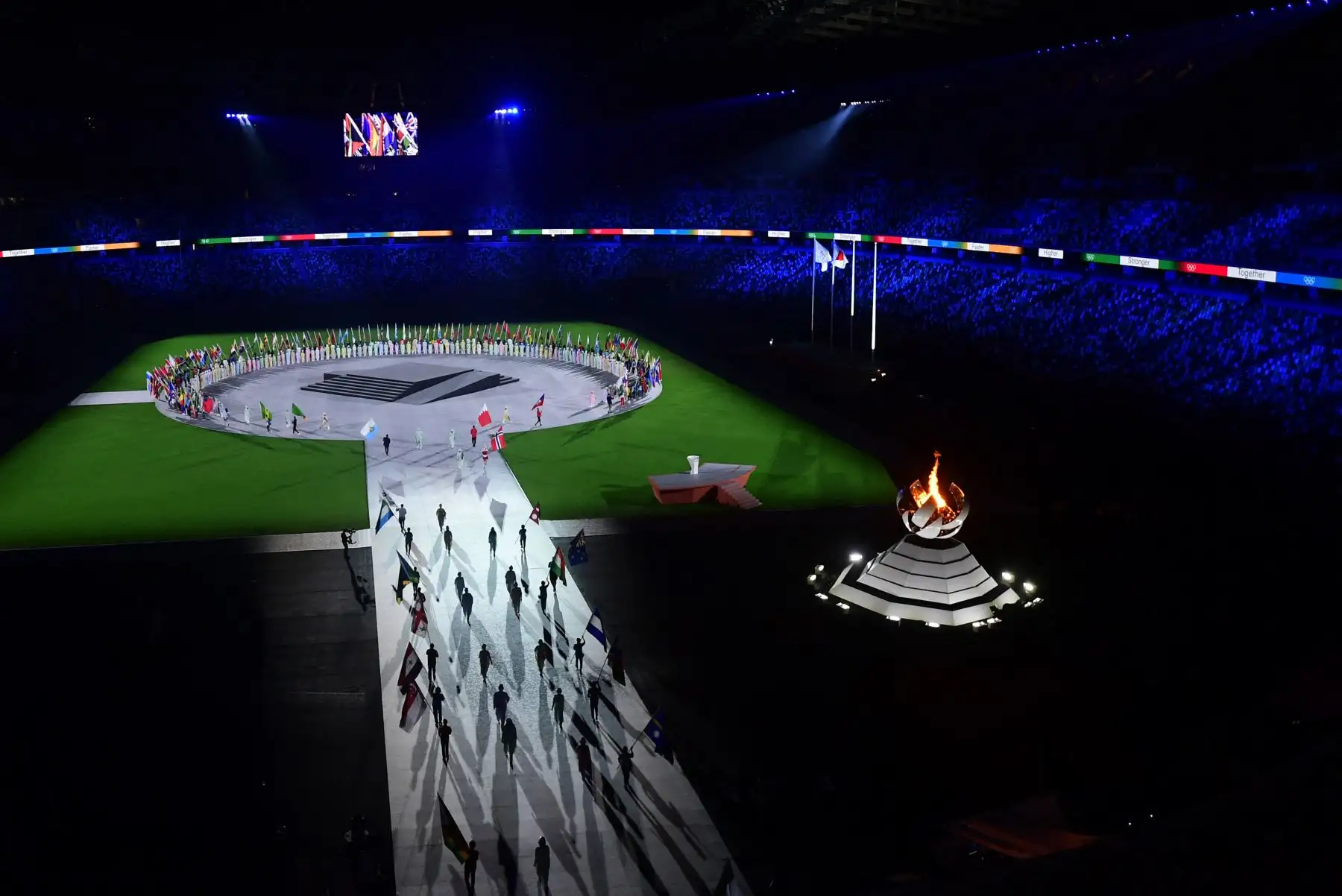 Abanderados participan en la ceremonia de clausura de los Juegos Olímpicos de Tokio 2020, en el Estadio Olímpico de Tokio. Foto: AFP