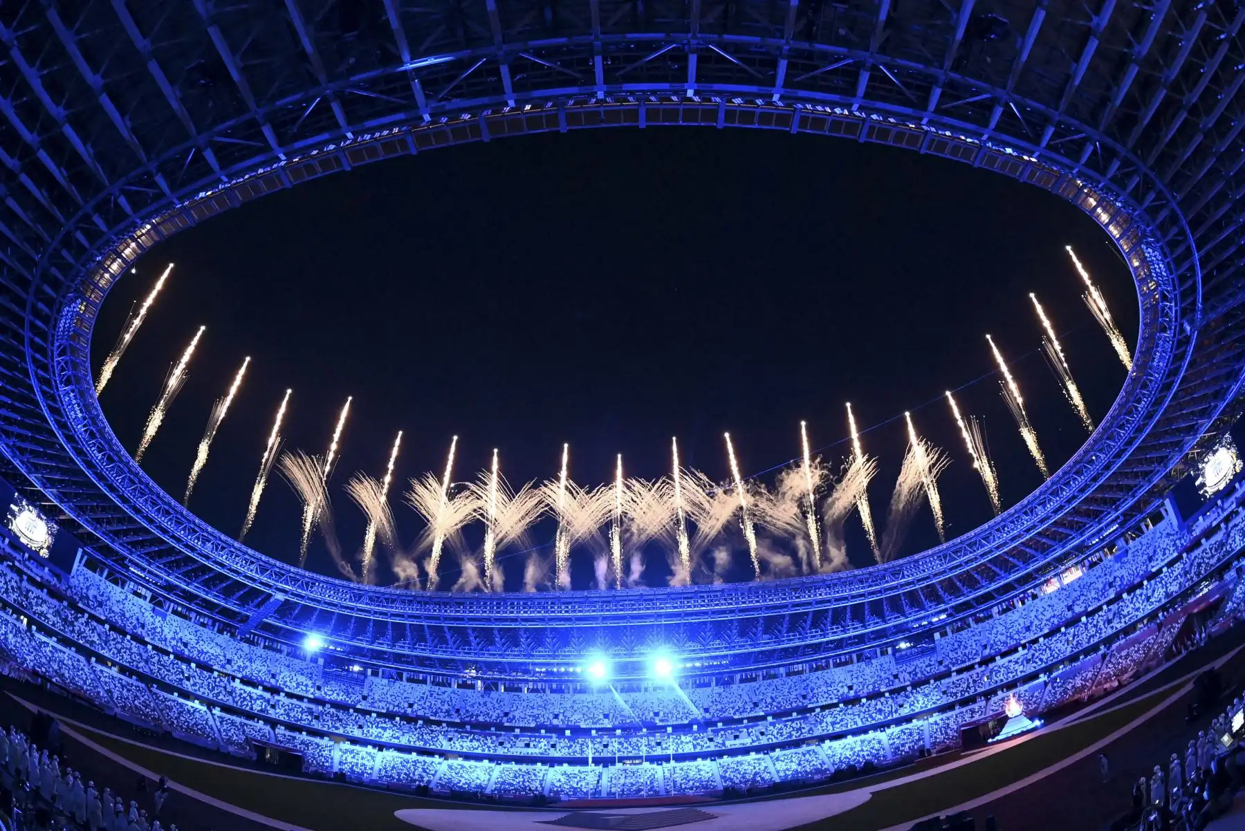 Los fuegos artificiales estallan alrededor del Estadio Olímpico durante la ceremonia de clausura de los Juegos Olímpicos de Tokio 2020. Foto: AFP