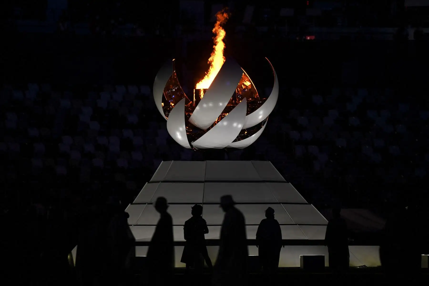 El Caldero Olímpico y la llama olímpica se muestran durante la ceremonia de clausura de los Juegos Olímpicos de Tokio 2020. Foto: AFP