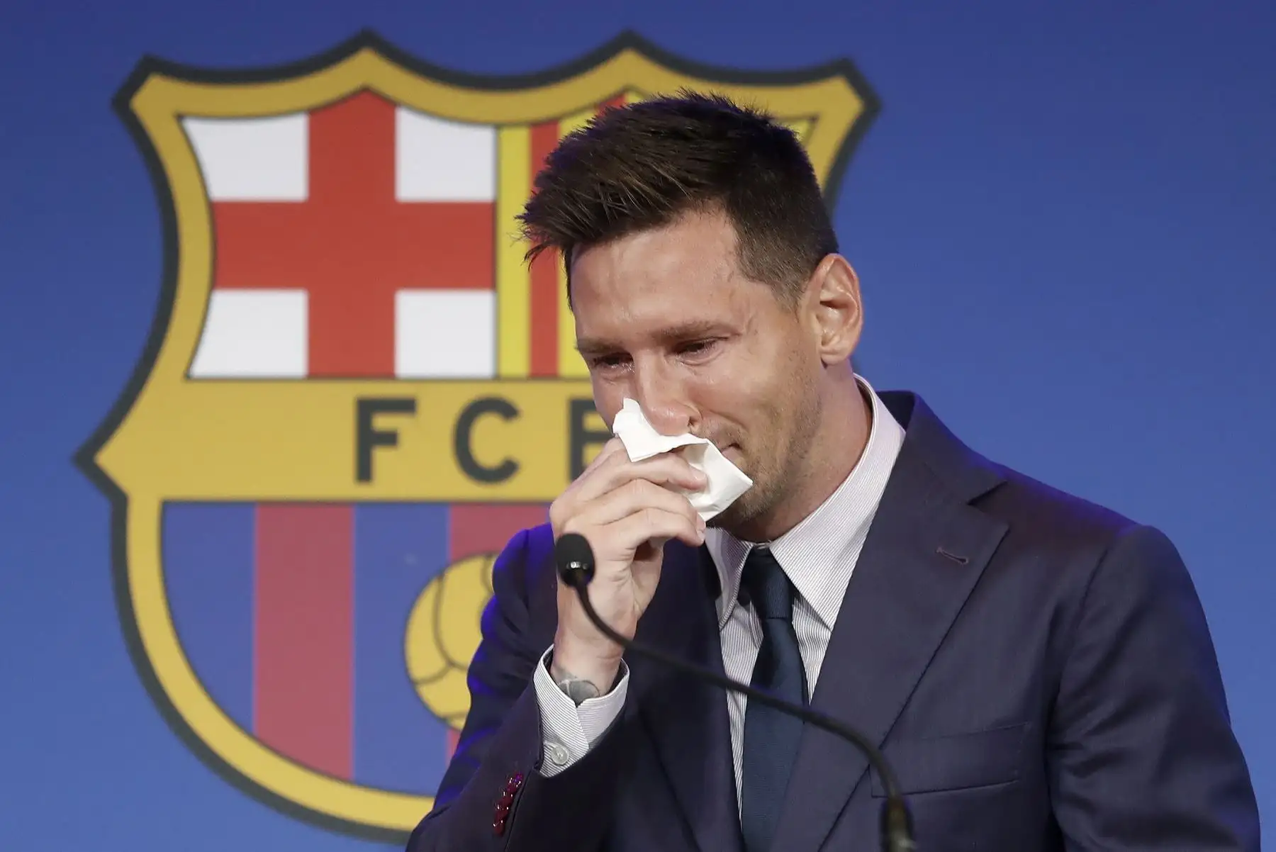 Lionel Messi se emocionó durante la conferencia en la que anunció su salida del Barcelona. Su despedida cerró una extensa etapa marcada por goles, títulos y reconocimientos individuales. Foto: ANDINA/EFE.