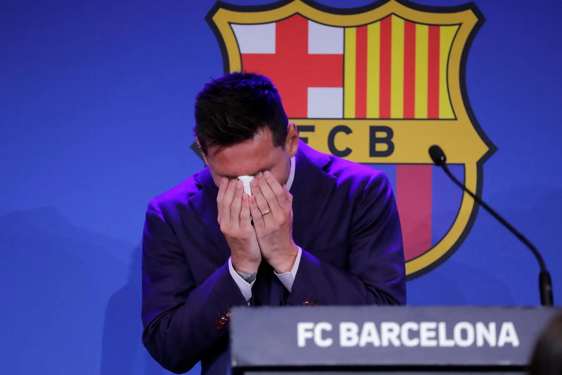 Lionel Messi rompió en llanto este domingo durante una conferencia de prensa sobre su salida del Barcelona. Foto: EFE
