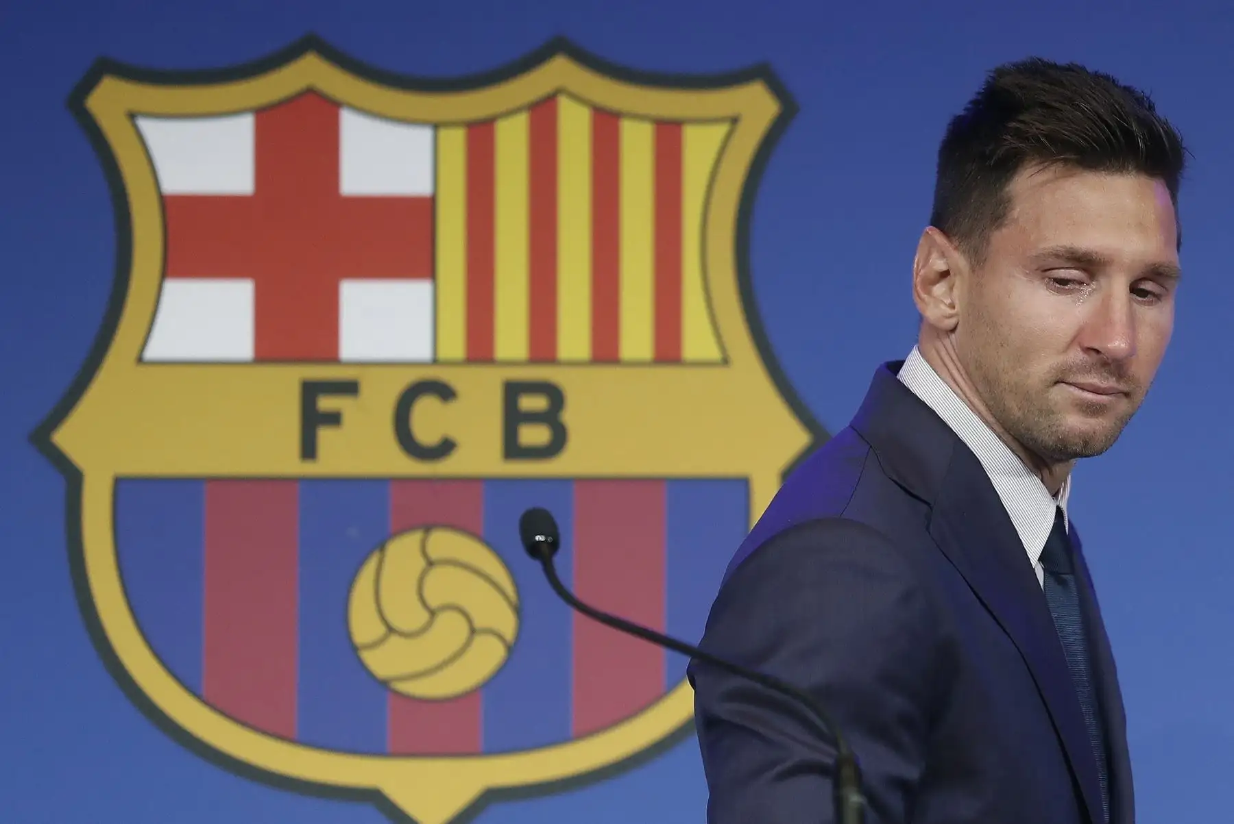 Lionel Messi rompió en llanto este domingo durante una conferencia de prensa sobre su salida del Barcelona. Foto: EFE