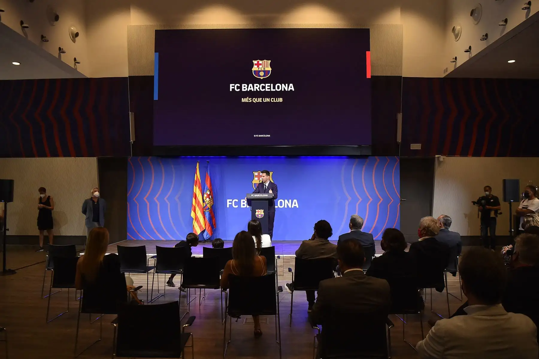 Lionel Messi rompió en llanto este domingo durante una conferencia de prensa sobre su salida del Barcelona. Foto: AFP