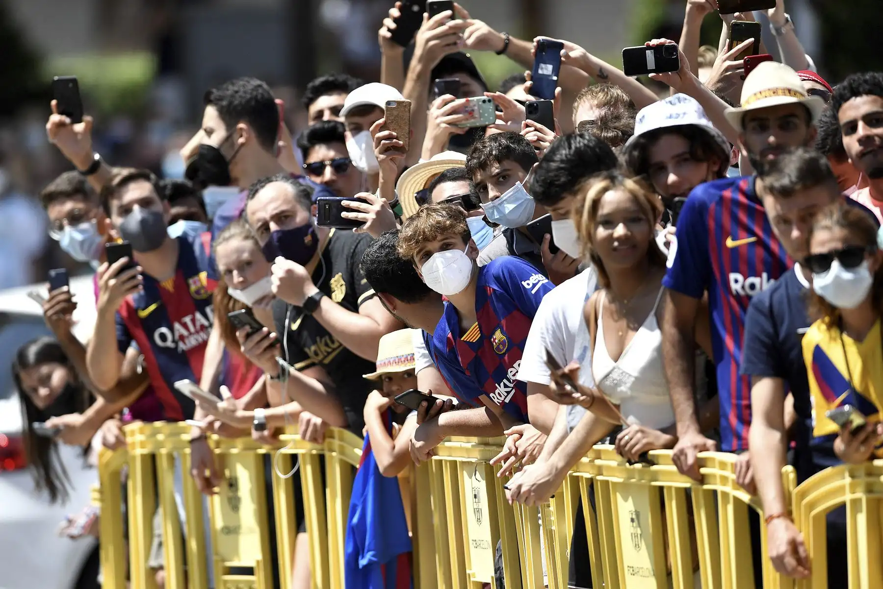 Aficionados fuera del estadio Camp Nou donde el delantero argentino del Barcelona, Lionel Messi, brindó una rueda de prensa en Barcelona. Foto: AFP
