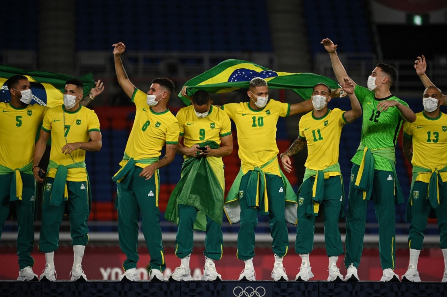 El equipo brasileño de fútbol es duramente criticado por no vestir la indumentaria oficial