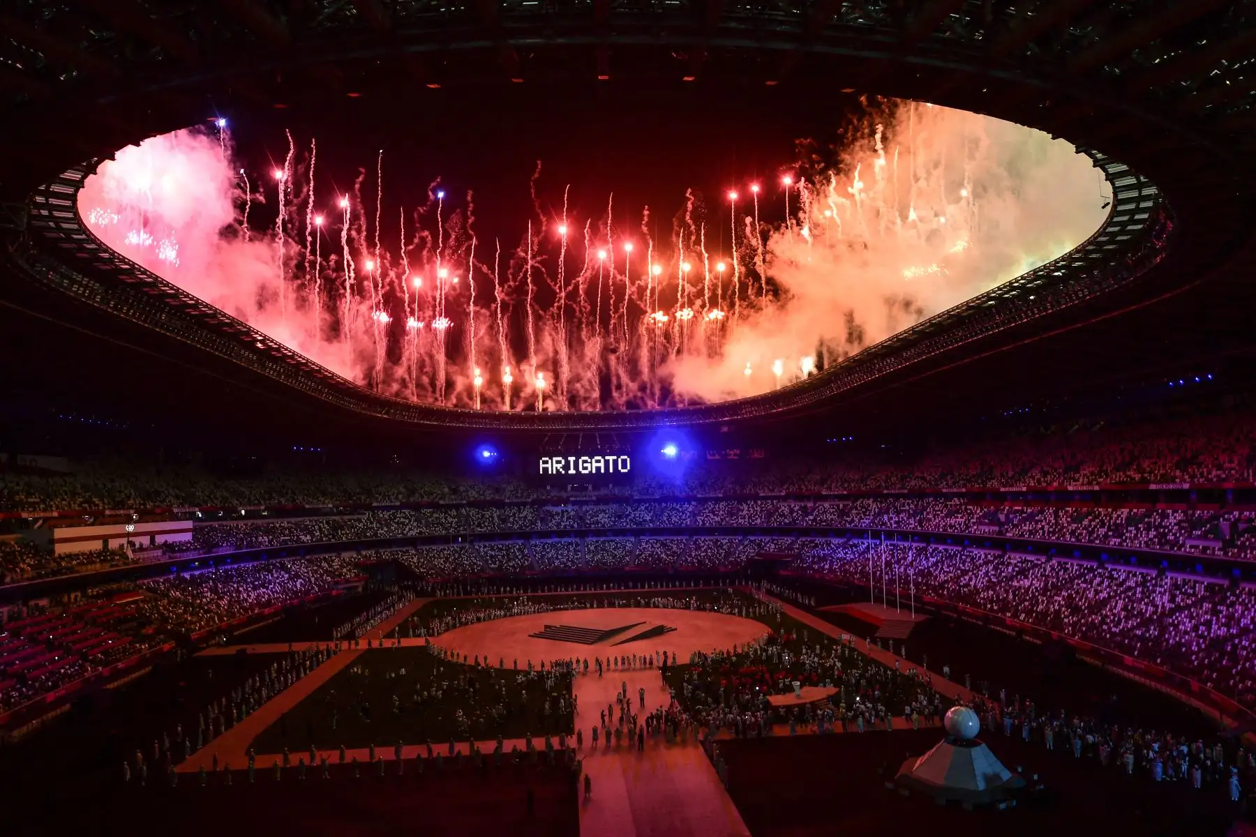 Los fuegos artificiales estallan alrededor del Estadio Olímpico durante la ceremonia de clausura de los Juegos Olímpicos de Tokio 2020. Foto: AFP