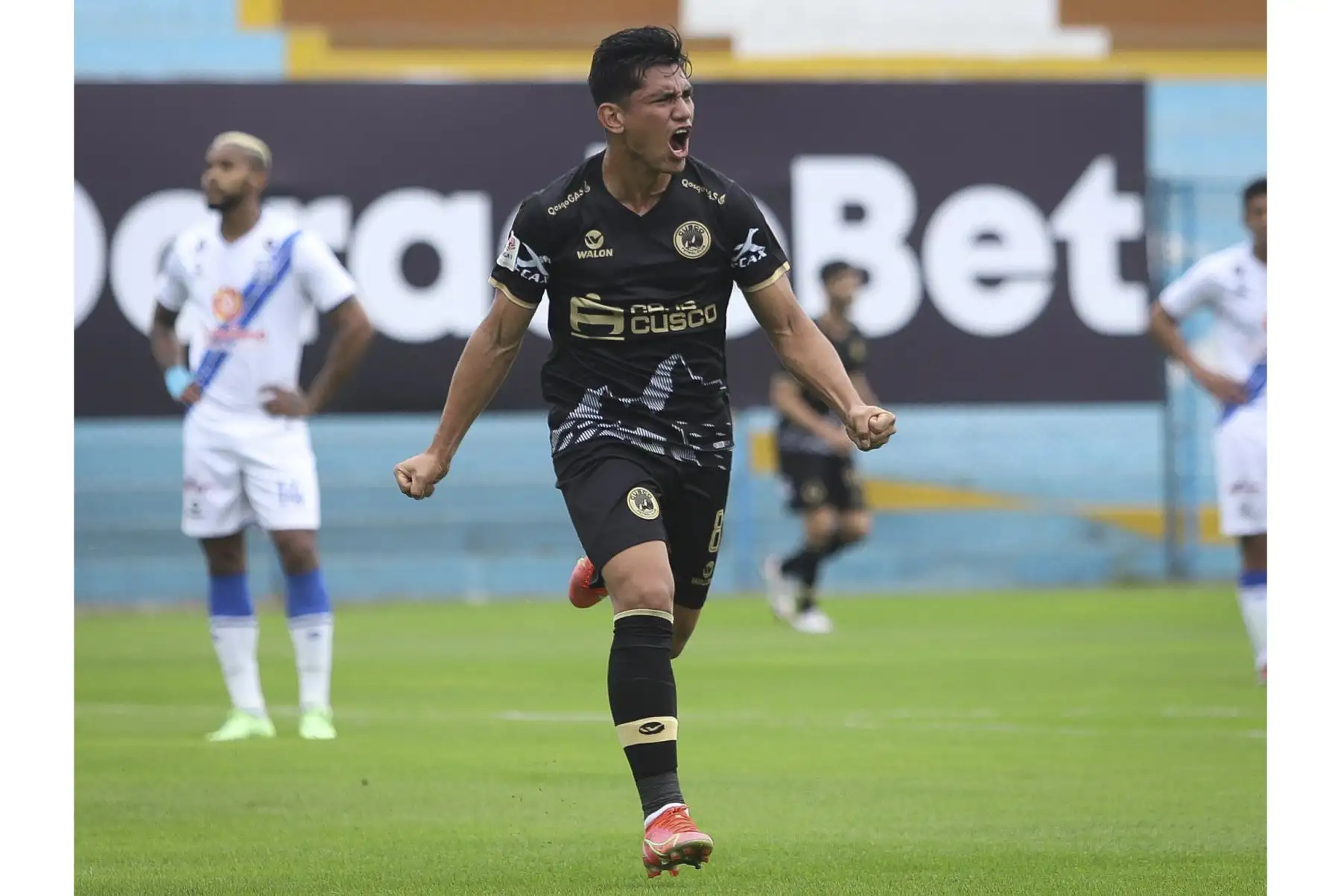 José Rivera de Cusco FC celebra tras anotar ante Alianza Atlético durante partido por la quinta fecha de la Liga 1, en el estadio Alberto Gallardo. Foto: Liga 1