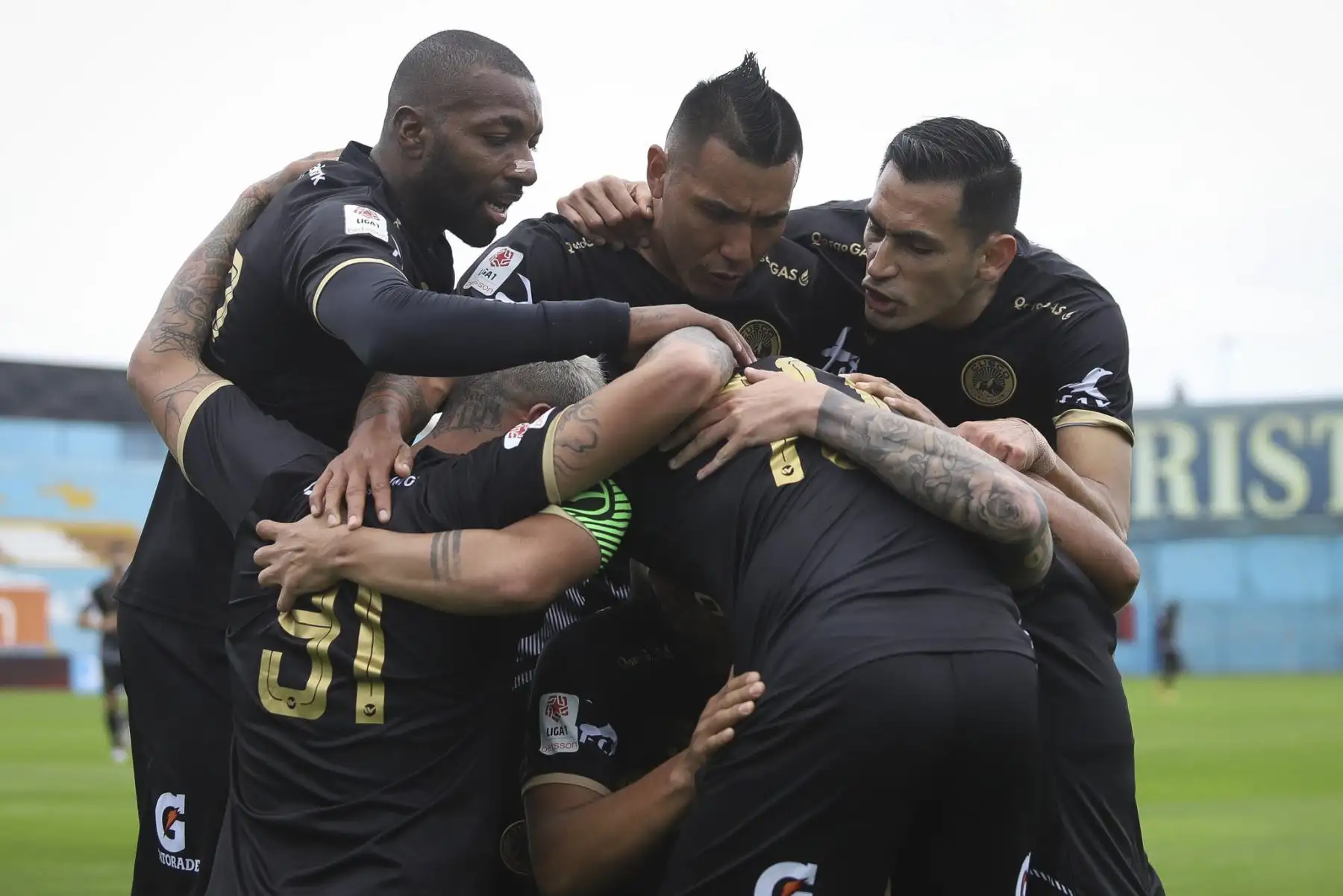 José Rivera de Cusco FC celebra con sus compañeros tras anotar ante Alianza Atlético durante partido por la quinta fecha de la Liga 1, en el estadio Alberto Gallardo. Foto: Liga 1