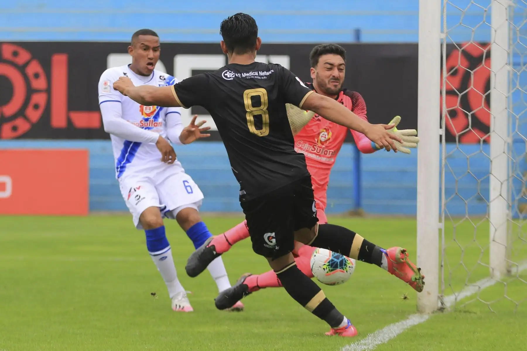 J. Rivera de Cusco FC intenta anotar ante la portería de Alianza Atlético durante partido por la quinta fecha de la Liga 1, en el estadio Alberto Gallardo. Foto: Liga 1