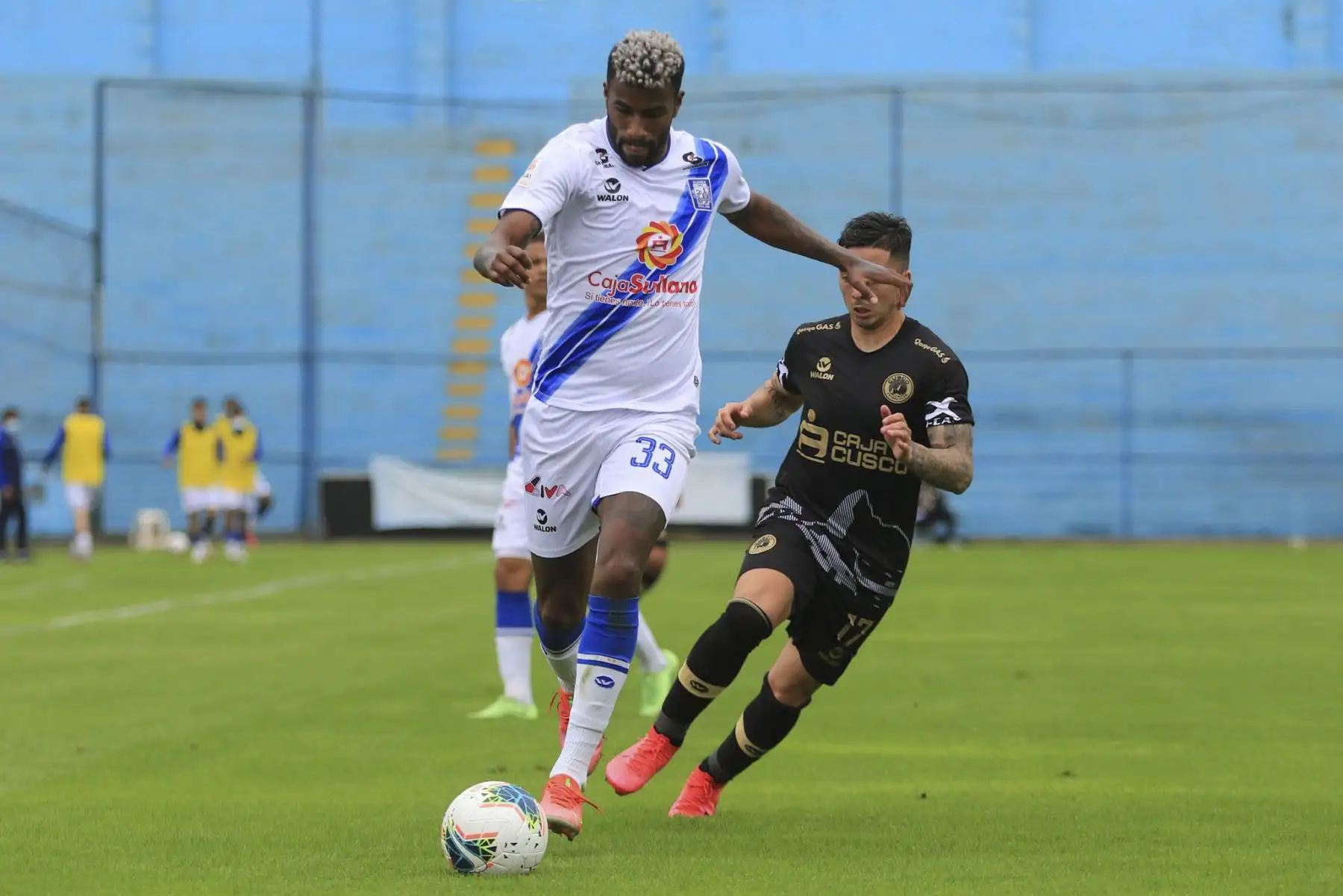 C. Ascues de Alianza Atlético controla el balón ante la marca de su rival de M. Arisab durante partido por la quinta fecha de la Liga 1, en el estadio Alberto Gallardo. Foto: Liga 1