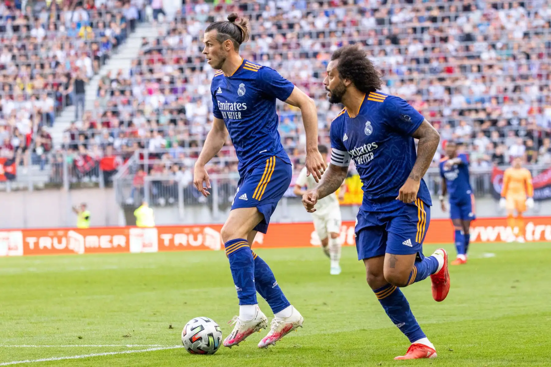 El delantero galés del Real Madrid Gareth Bale y el defensor brasileño del Real Madrid Marcelo en acción durante el partido amistoso ante el AC Milan, en el Worthersee-Stadion de Klagenfurt, Austria. Foto: AFP